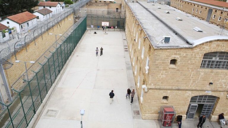 &Delta;&epsilon;&sigma;&mu;&omicron;&phi;ύ&lambda;&alpha;&kappa;&alpha;&sigmaf; &epsilon;&kappa;&tau;έ&theta;&eta;&kappa;&epsilon; &sigma;&epsilon; &alpha;ί&mu;&alpha; &epsilon;&nu;ώ &alpha;&pi;έ&tau;&rho;&epsilon;&pi;&epsilon; &sigma;&upsilon;&mu;&pi;&lambda;&omicron;&kappa;ή &kappa;&rho;&alpha;&tau;&omicron;&upsilon;&mu;έ&nu;&omega;&nu;