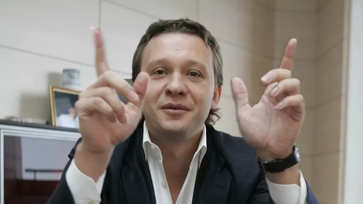 Sergey Lomakin: &Omicron; &delta;&iota;&sigma;&epsilon;&kappa;&alpha;&tau;&omicron;&mu;&mu;&upsilon;&rho;&iota;&omicron;ύ&chi;&omicron;&sigmaf; &pi;&omicron;&upsilon; &beta;&lambda;έ&pi;&epsilon;&iota; &tau;&omicron; &pi;&omicron;&delta;ό&sigma;&phi;&alpha;&iota;&rho;&omicron; &omega;&sigmaf; &epsilon;&pi;&iota;&chi;&epsilon;ί&rho;&eta;&sigma;&eta; &kappa;&alpha;&iota; &epsilon;&pi;έ&lambda;&epsilon;&xi;&epsilon; &tau;&eta;&nu; &Kappa;ύ&pi;&rho;&omicron; &omega;&sigmaf; &tau;&eta;&nu; &epsilon;&upsilon;&rho;&omega;&pi;&alpha;ϊ&kappa;ή &beta;ά&sigma;&eta; &tau;&omicron;&upsilon; &omicron;&rho;ά&mu;&alpha;&tau;