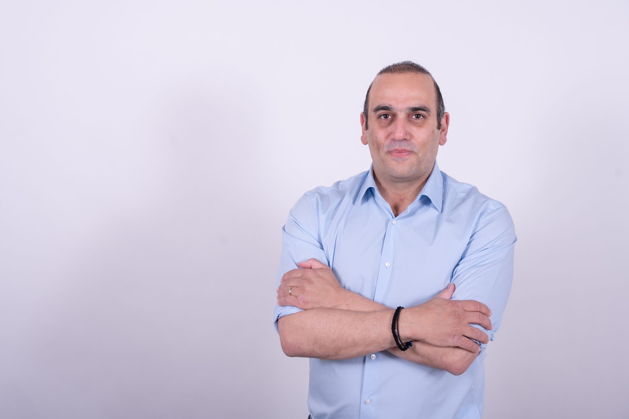 &Alpha;&mu;&mu;ό&chi;&omega;&sigma;&tau;&omicron;&sigmaf;: &Zeta;&eta;&tau;ά &alpha;&pi;&alpha;&nu;&tau;ή&sigma;&epsilon;&iota;&sigmaf; &gamma;&iota;&alpha; &tau;&iota;&sigmaf; &pi;&alpha;&nu;&epsilon;&pi;&iota;&sigma;&tau;&eta;&mu;&iota;&alpha;&kappa;έ&sigmaf; &delta;&omicron;&mu;έ&sigmaf; &omicron; &Kappa;&alpha;&rho;&omicron;ύ&sigma;&omicron;&sigmaf; &ndash; &laquo;&Epsilon;&nu;ά&mu;&iota;&sigma;&eta; &chi;&rho;ό&nu;&omicron; &mu;&epsilon;&tau;ά, &kappa;&alpha;&mu;ί&alpha; &epsilon;&xi;έ&lambda;&iota;&xi;&eta;&raquo;