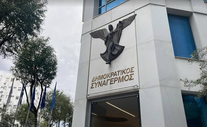 &Kappa;&upsilon;&pi;&rho;&iota;&alpha;&kappa;ό: &Mu;&epsilon; &tau;&omicron; &Alpha;&Kappa;&Epsilon;&Lambda; &tau;&alpha; &beta;ά&zeta;&epsilon;&iota; &omicron; &Delta;&Eta;&Sigma;&Upsilon;