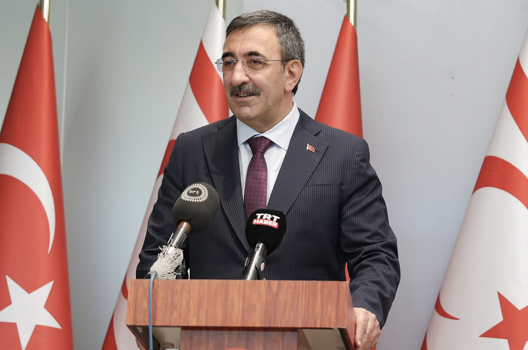 &Gamma;&iota;&lambda;&mu;ά&zeta;: &laquo;&Eta; &Kappa;ύ&pi;&rho;&omicron;&sigmaf; &delta;&epsilon;&nu; &theta;&alpha; &gamma;ί&nu;&epsilon;&iota; &pi;&omicron;&tau;έ &epsilon;&lambda;&lambda;&eta;&nu;&iota;&kappa;ό &nu;&eta;&sigma;ί&raquo; &ndash; &Epsilon;&pi;&iota;&mu;έ&nu;&epsilon;&iota; &sigma;&tau;&eta; &lambda;ύ&sigma;&eta; &delta;ύ&omicron; &kappa;&rho;&alpha;&tau;ώ&nu;