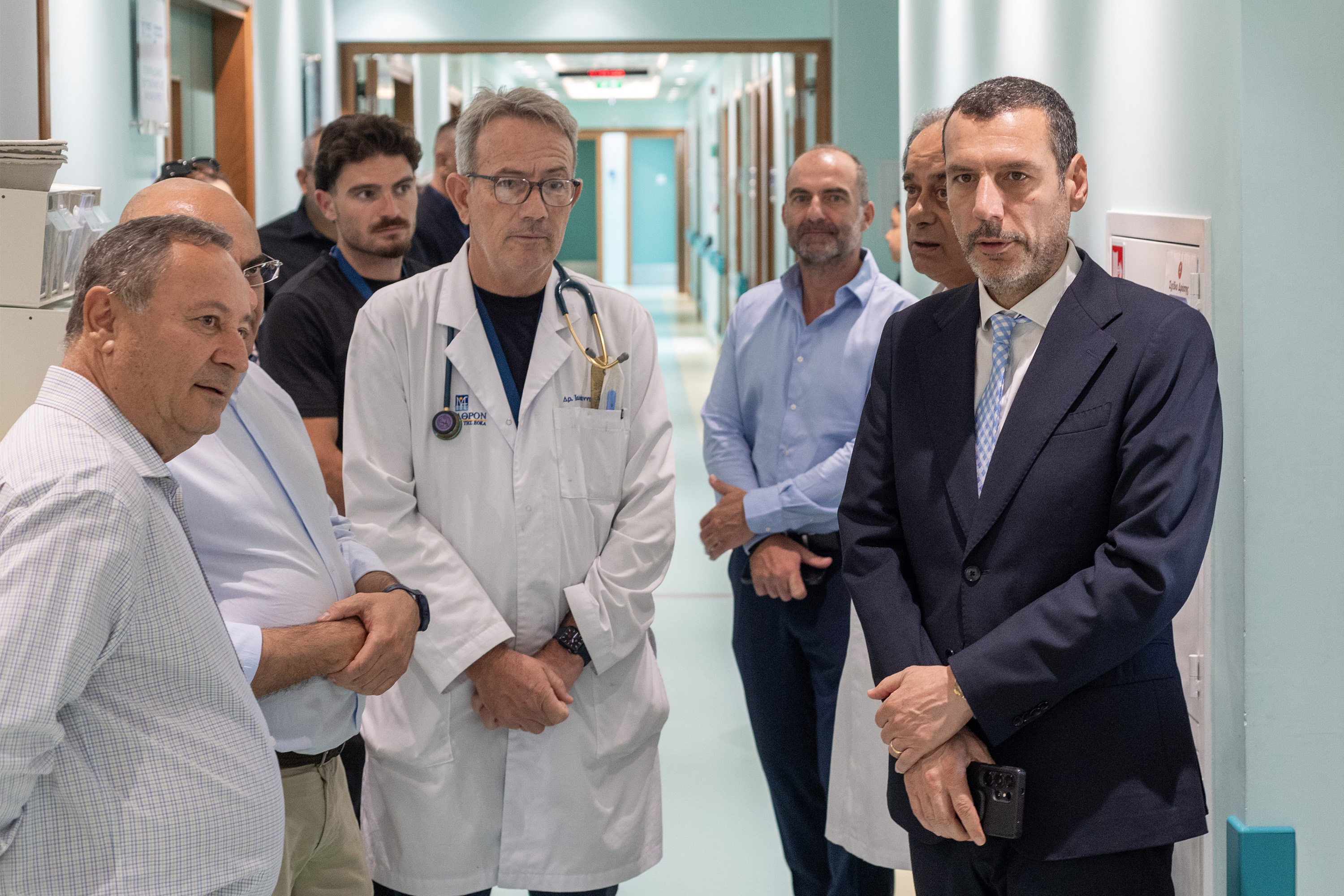N. &Chi;&alpha;&rho;&alpha;&lambda;&alpha;&mu;&pi;ί&delta;&eta;&sigmaf;: &Lambda;&alpha;&mu;&beta;ά&nu;&omicron;&nu;&tau;&alpha;&iota; &mu;έ&tau;&rho;&alpha; &gamma;&iota;&alpha; έ&lambda;&lambda;&epsilon;&iota;&psi;&eta; &nu;&omicron;&sigma;&eta;&lambda;&epsilon;&upsilon;&tau;ώ&nu;