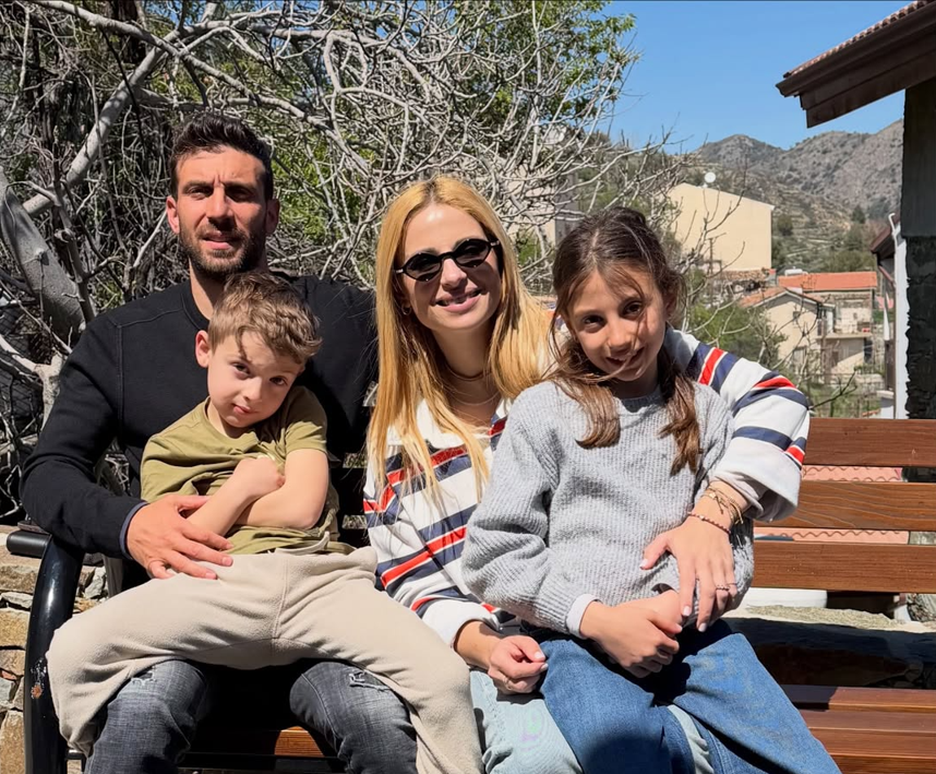 &Gamma;&iota;ώ&rho;&gamma;&omicron;&sigmaf; &Epsilon;&phi;&rho;&alpha;ί&mu;: &Pi;&omicron;&zeta;ά&rho;&epsilon;&iota; &chi;&alpha;&mu;&omicron;&gamma;&epsilon;&lambda;&alpha;&sigma;&tau;ό&sigmaf; &sigma;&tau;&omicron;&nu; &phi;&alpha;&kappa;ό &mu;&epsilon; &tau;&eta;&nu; 8.5 &epsilon;&tau;ώ&nu; &kappa;ό&rho;&eta; &tau;&omicron;&upsilon;, &Mu;&epsilon;&lambda;ί&nu;&alpha; (&Phi;&omega;&tau;ό)