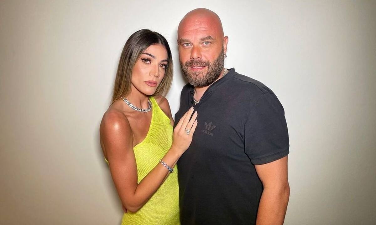 Full in love &eta; Ή&beta;&eta; &Alpha;&delta;ά&mu;&omicron;&upsilon; &mu;&epsilon; &tau;&omicron;&nu; &Mu;&iota;&chi;ά&lambda;&eta; &Kappa;&omicron;&upsilon;&iota;&nu;έ&lambda;&eta;: &Eta; &tau;&rho;&upsilon;&phi;&epsilon;&rho;ή &alpha;&gamma;&kappa;&alpha;&lambda;&iota;ά &sigma;&tau;&omicron; &Mu;&iota;&lambda;ά&nu;&omicron; (&Beta;ί&nu;&tau;&epsilon;&omicron;+&Phi;&omega;&tau;ό&sigmaf;)