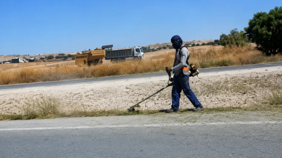 &Sigma;&tau;&omicron;&nu; &laquo;&phi;&omicron;ύ&rho;&nu;&omicron;&raquo; &tau;&eta;&sigmaf; &alpha;&sigma;&phi;ά&lambda;&tau;&omicron;&upsilon;: &Omicron; &kappa;&alpha;ύ&sigma;&omega;&nu;&alpha;&sigmaf; &kappa;&alpha;&iota; &eta; &pi;&rho;&alpha;&gamma;&mu;&alpha;&tau;&iota;&kappa;ό&tau;&eta;&tau;&alpha; &tau;&omega;&nu; &upsilon;&pi;&alpha;ί&theta;&rho;&iota;&omega;&nu; &epsilon;&rho;&gamma;&alpha;&sigma;&iota;ώ&nu; (&Phi;&omega;&tau;ό)