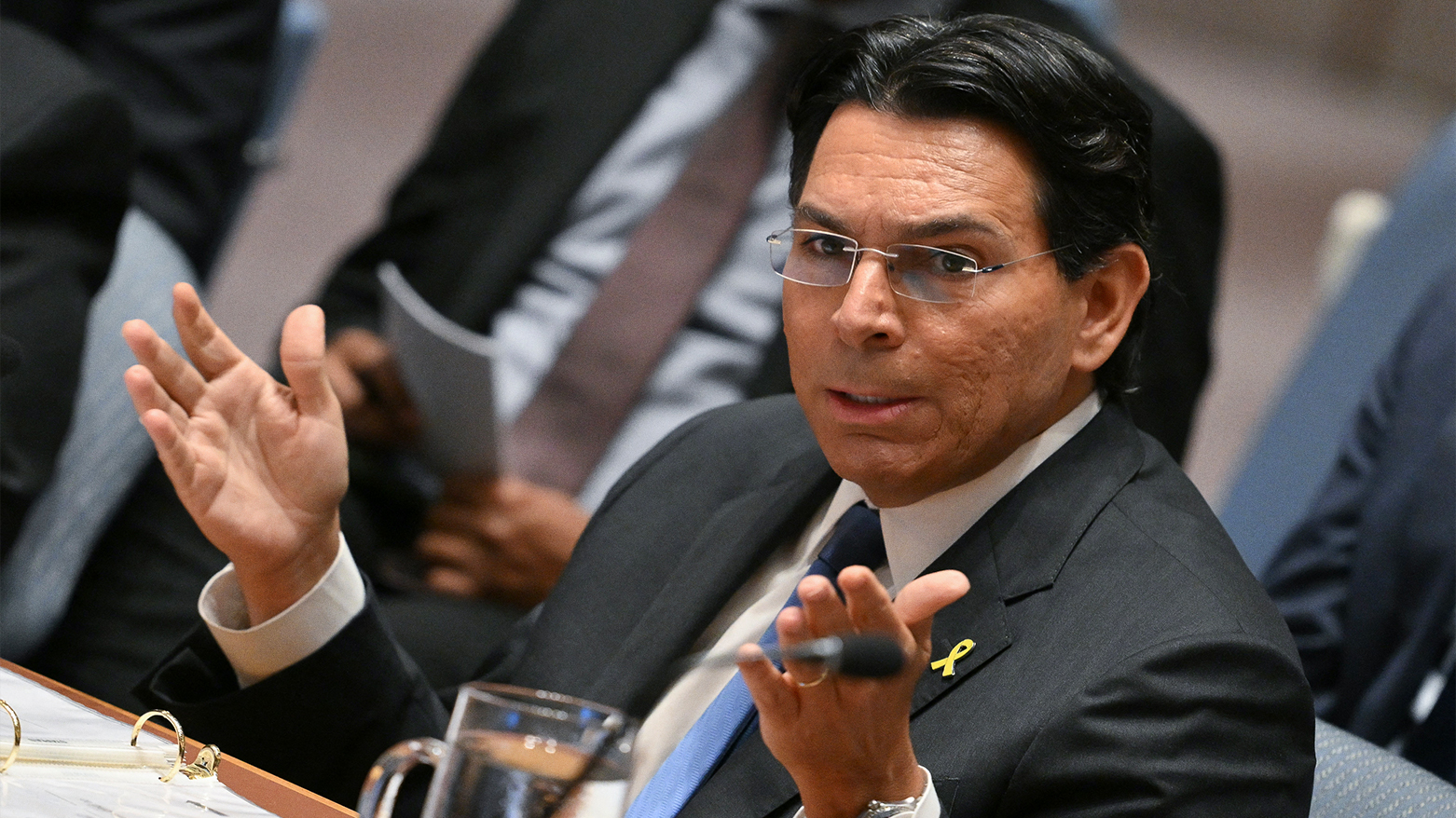 &Omicron;&Eta;&Epsilon;: &laquo;&Delta;&epsilon;&nu; &pi;&rho;έ&pi;&epsilon;&iota; &nu;&alpha; &sigma;&upsilon;&lambda;&lambda;&eta;&phi;&theta;&epsilon;ί &omicron; &Nu;&epsilon;&tau;&alpha;&nu;&iota;ά&chi;&omicron;&upsilon;, &alpha;&lambda;&lambda;ά &epsilon;&sigma;ύ&raquo;