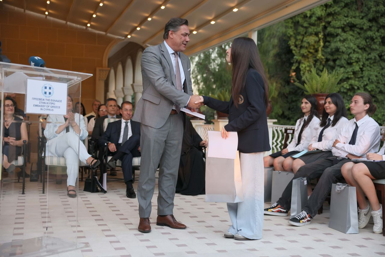 &Eta; &Epsilon;&theta;&nu;&iota;&kappa;ή &Tau;&rho;ά&pi;&epsilon;&zeta;&alpha; &alpha;&pi;έ&nu;&epsilon;&iota;&mu;&epsilon; &tau;&omicron; &Alpha;&rsquo; &Beta;&rho;&alpha;&beta;&epsilon;ί&omicron; &sigma;&tau;&omicron;&nu; &Delta;&iota;&alpha;&gamma;&omega;&nu;&iota;&sigma;&mu;ό &Mu;&alpha;&theta;&eta;&tau;&iota;&kappa;&omicron;ύ &Delta;&omicron;&kappa;&iota;&mu;ί&omicron;&upsilon; &tau;&eta;&sigmaf; &Pi;&rho;&epsilon;&sigma;&beta;&epsilon;ί&alpha;&sigmaf; &tau;&eta;&sigmaf; &Epsilon;&lambda;&lambda;ά&delta;&omicron;&sigmaf; &sigma;&tau;&eta;&nu; &Kappa;ύ&pi;&rho;&omicron;