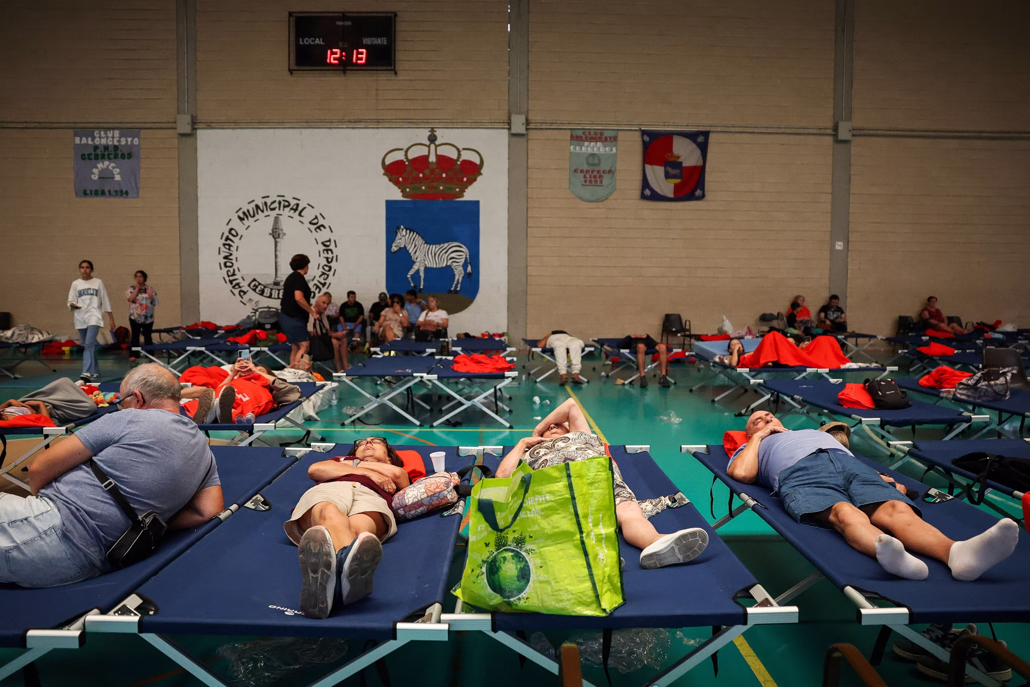 &Iota;&sigma;&pi;&alpha;&nu;ί&alpha;: &Epsilon;&kappa;&tau;ό&sigmaf; &epsilon;&lambda;έ&gamma;&chi;&omicron;&upsilon; &omicron;&iota; &pi;&upsilon;&rho;&kappa;&alpha;&gamma;&iota;έ&sigmaf; &sigma;&tau;&eta; &Mu;&alpha;&delta;&rho;ί&tau;&eta; &ndash; 19.000 ά&nu;&theta;&rho;&omega;&pi;&omicron;&iota; &epsilon;&gamma;&kappa;&alpha;&tau;έ&lambda;&epsilon;&iota;&psi;&alpha;&nu; &tau;&alpha; &sigma;&pi;ί&tau;&iota;&alpha; &tau;&omicron;&upsilon;&sigmaf;