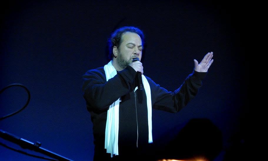 &Gamma;&iota;ά&nu;&nu;&eta;&sigmaf; &Pi;ά&rho;&iota;&omicron;&sigmaf;: &Mu;&iota;&alpha; &beta;&rho;&alpha;&delta;&iota;ά &gamma;&epsilon;&mu;ά&tau;&eta; έ&rho;&omega;&tau;&alpha;, &alpha;&nu;&alpha;&mu;&nu;ή&sigma;&epsilon;&iota;&sigmaf; &kappa;&alpha;&iota; &delta;&iota;&alpha;&chi;&rho;&omicron;&nu;&iota;&kappa;έ&sigmaf; &mu;&epsilon;&lambda;&omega;&delta;ί&epsilon;&sigmaf;
