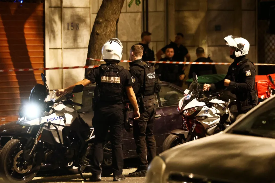 &laquo;&Mu;&pi;&alpha;&mu;&pi;ά, ά&nu;&omicron;&iota;&xi;έ &mu;&alpha;&sigmaf;&raquo; &ndash; &Omicron;&iota; &sigma;&pi;&alpha;&rho;&alpha;&kappa;&tau;&iota;&kappa;έ&sigmaf; &phi;&omega;&nu;έ&sigmaf; &tau;&omega;&nu; &kappa;&omicron;&rho;ώ&nu; &tau;&omicron;&upsilon; &pi;&omicron;&iota;&nu;&iota;&kappa;&omicron;&lambda;ό&gamma;&omicron;&upsilon; &pi;&rho;&iota;&nu; &alpha;&pi;&omicron;&kappa;&alpha;&lambda;&upsilon;&phi;&theta;&epsilon;ί &eta; &delta;&omicron;&lambda;&omicron;&phi;&omicron;&nu;ί&alpha;