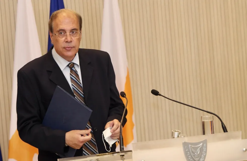 Ό&tau;&alpha;&nu; &omicron; &Epsilon;&pi;ί&tau;&rho;&omicron;&pi;&omicron;&sigmaf; &Delta;&iota;&alpha;&phi;ά&nu;&epsilon;&iota;&alpha;&sigmaf; &alpha;&pi;&omicron;&phi;&epsilon;ύ&gamma;&epsilon;&iota; &tau;&eta; &delta;&iota;&alpha;&phi;ά&nu;&epsilon;&iota;&alpha;
