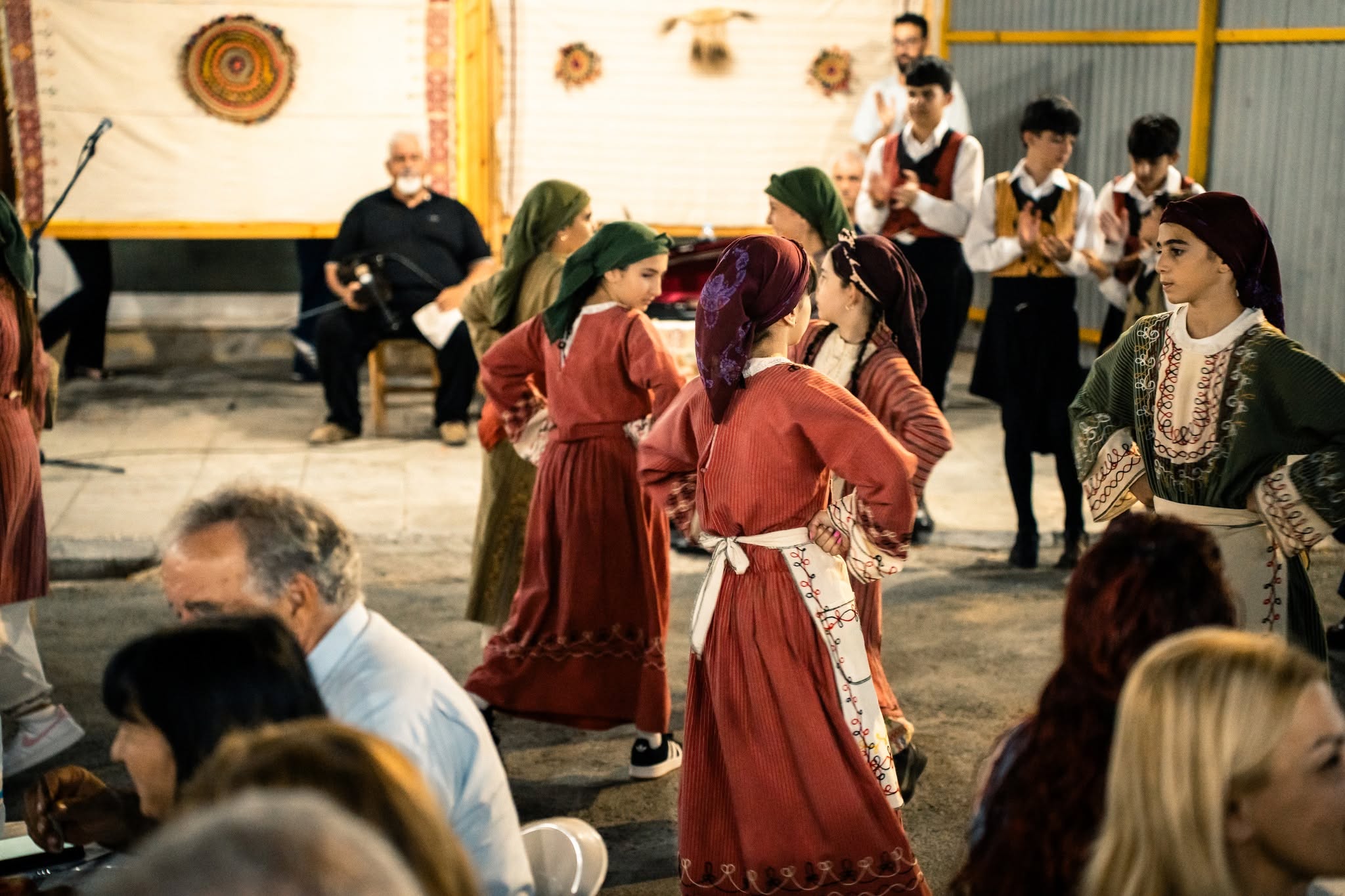 &Gamma;&iota;ό&lambda;&omicron;&upsilon;: Έ&nu;&alpha; &kappa;&alpha;&lambda;&omicron;&kappa;&alpha;ί&rho;&iota; &gamma;&epsilon;&mu;ά&tau;&omicron; &pi;&alpha;&rho;ά&delta;&omicron;&sigma;&eta;, &pi;&omicron;&lambda;&iota;&tau;&iota;&sigma;&mu;ό &kappa;&alpha;&iota; &alpha;&upsilon;&theta;&epsilon;&nu;&tau;&iota;&kappa;έ&sigmaf; &epsilon;&mu;&pi;&epsilon;&iota;&rho;ί&epsilon;&sigmaf;