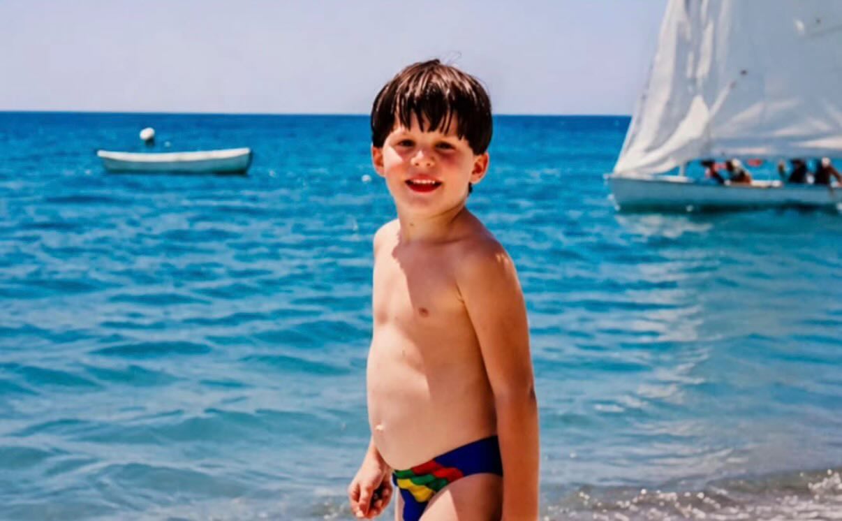 &Alpha;&nu;&alpha;&gamma;&nu;&omega;&rho;ί&zeta;&epsilon;&iota;&sigmaf; &tau;&omicron; &alpha;&gamma;ό&rho;&iota; &tau;&eta;&sigmaf; &phi;&omega;&tau;&omicron;&gamma;&rho;&alpha;&phi;ί&alpha;&sigmaf;; &Pi;&rho;ό&kappa;&epsilon;&iota;&tau;&alpha;&iota; &gamma;&iota;&alpha; &gamma;&nu;&omega;&sigma;&tau;ό &Kappa;ύ&pi;&rho;&iota;&omicron; &tau;&rho;&alpha;&gamma;&omicron;&upsilon;&delta;&iota;&sigma;&tau;ή
