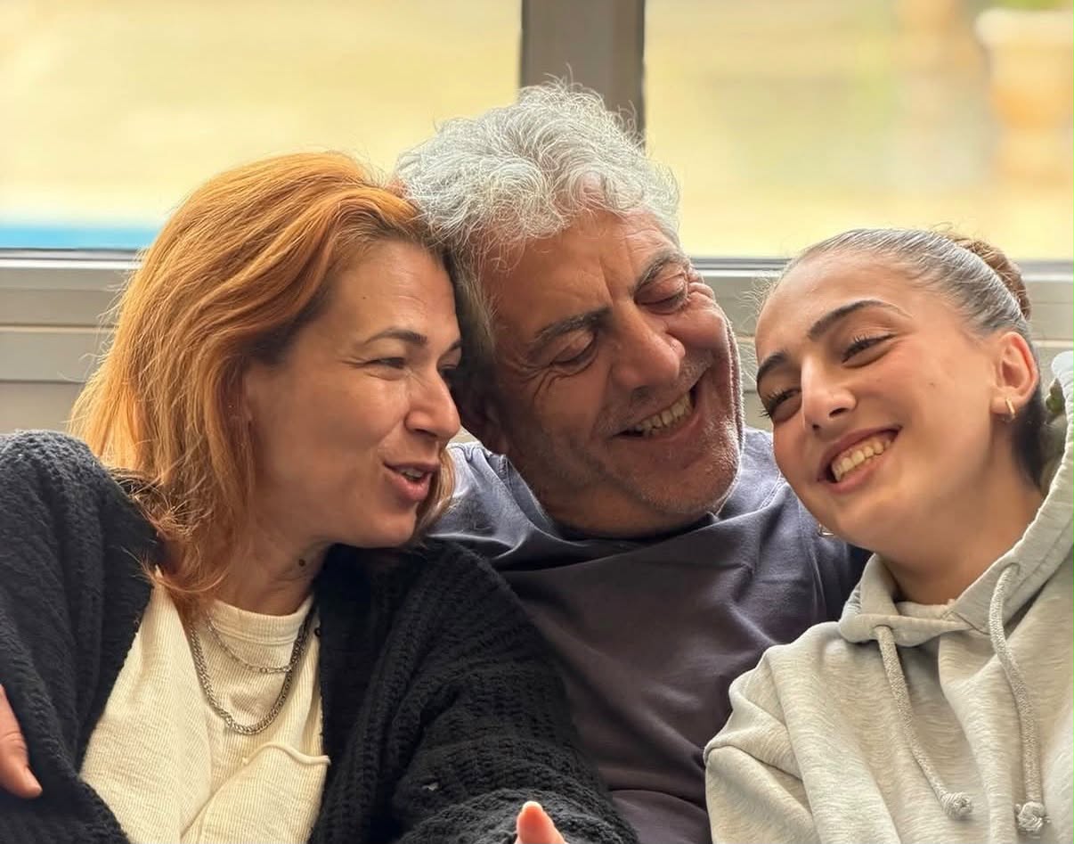 &Kappa;&omicron;ύ&lambda;&lambda;&eta;&sigmaf; &Nu;&iota;&kappa;&omicron;&lambda;ά&omicron;&upsilon;: &Eta; &xi;&epsilon;&chi;&omega;&rho;&iota;&sigma;&tau;ή έ&kappa;&pi;&lambda;&eta;&xi;&eta; &alpha;&pi;ό &tau;&eta; &sigma;ύ&zeta;&upsilon;&gamma;&omicron; &kappa;&alpha;&iota; &tau;&eta;&nu; &kappa;ό&rho;&eta; &tau;&omicron;&upsilon; &gamma;&iota;&alpha; &tau;&alpha; &gamma;&epsilon;&nu;έ&theta;&lambda;&iota;&alpha; &tau;&omicron;&upsilon; (&Phi;ώ&tau;&omicron;&sigmaf;)