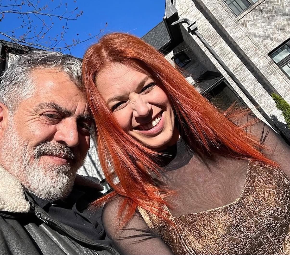 &Kappa;&omicron;ύ&lambda;&lambda;&eta;&sigmaf; &Nu;&iota;&kappa;&omicron;&lambda;ά&omicron;&upsilon;: &Omicron;&iota; &tau;&rho;&upsilon;&phi;&epsilon;&rho;έ&sigmaf; &epsilon;&upsilon;&chi;έ&sigmaf; &tau;&eta;&sigmaf; &sigma;&upsilon;&zeta;ύ&gamma;&omicron;&upsilon; &tau;&omicron;&upsilon; &ndash; &laquo;&Nu;&alpha; &sigma;&epsilon; &chi;&alpha;ί&rho;&omicron;&mu;&alpha;&iota; &kappa;&alpha;&iota; &nu;&alpha; &sigma;&epsilon; &epsilon;&rho;&omega;&tau;&epsilon;ύ&omicron;&mu;&alpha;&iota; &xi;&alpha;&nu;ά &kappa;&alpha;&iota; &xi;&alpha;&nu;ά&raquo;