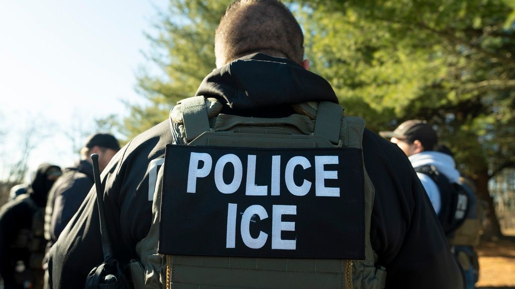 &Pi;&rho;ά&kappa;&tau;&omicron;&rho;&alpha;&sigmaf; &tau;&eta;&sigmaf; ICE &pi;&upsilon;&rho;&omicron;&beta;ό&lambda;&eta;&sigma;&epsilon; &kappa;&alpha;&iota; &sigma;&kappa;ό&tau;&omega;&sigma;&epsilon; 26&chi;&rho;&omicron;&nu;&omicron; &Kappa;&omicron;&lambda;&omicron;&mu;&beta;&iota;&alpha;&nu;ό &sigma;&tau;&omicron; &Mu;έ&iota;&nu;