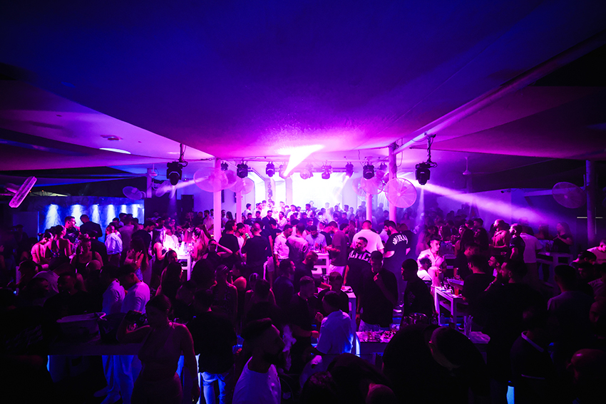Blue Martini: &Omicron; &chi;ώ&rho;&omicron;&sigmaf; &pi;&omicron;&upsilon; &kappa;&alpha;&iota; &alpha;&upsilon;&tau;ό &tau;&omicron; &kappa;&alpha;&lambda;&omicron;&kappa;&alpha;ί&rho;&iota;, &alpha;&pi;&omicron;&tau;&epsilon;&lambda;&epsilon;ί &sigma;&eta;&mu;&epsilon;ί&omicron; &alpha;&nu;&alpha;&phi;&omicron;&rho;ά&sigmaf; &sigma;&tau;&eta; &Lambda;ά&rho;&nu;&alpha;&kappa;&alpha;, &mu;&epsilon; &beta;&rho;&alpha;&delta;&iota;έ&sigmaf; &gamma;&epsilon;&mu;ά&tau;&epsilon;&sigmaf; &rho;&upsilon;&theta;&mu;ό, &mu;&omicron;&upsilon;&sigma;&iota;&kappa;ή &kappa;&alpha;&iota; &alpha;&sigma;&tau;&alpha;&mu;