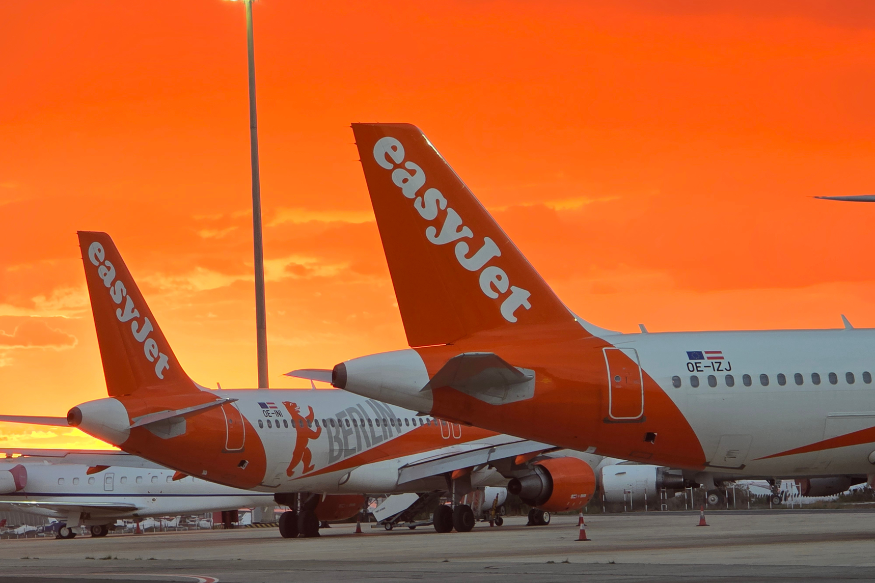&Eta; Bird Aviation &kappa;&alpha;&iota; &eta; easyJet &upsilon;&pi;&omicron;&gamma;&rho;ά&phi;&omicron;&upsilon;&nu; &mu;&alpha;&kappa;&rho;&omicron;&chi;&rho;ό&nu;&iota;&alpha; &sigma;&upsilon;&mu;&phi;&omega;&nu;ί&alpha; &gamma;&iota;&alpha; &upsilon;&pi;&eta;&rho;&epsilon;&sigma;ί&epsilon;&sigmaf; &sigma;&upsilon;&nu;&tau;ή&rho;&eta;&sigma;&eta;&sigmaf; &alpha;&epsilon;&rho;&omicron;&sigma;&kappa;&alpha;&phi;ώ&nu; &sigma;&tau;&eta; &Lambda;ά&rho;&nu;&alpha;&kappa;&alpha;