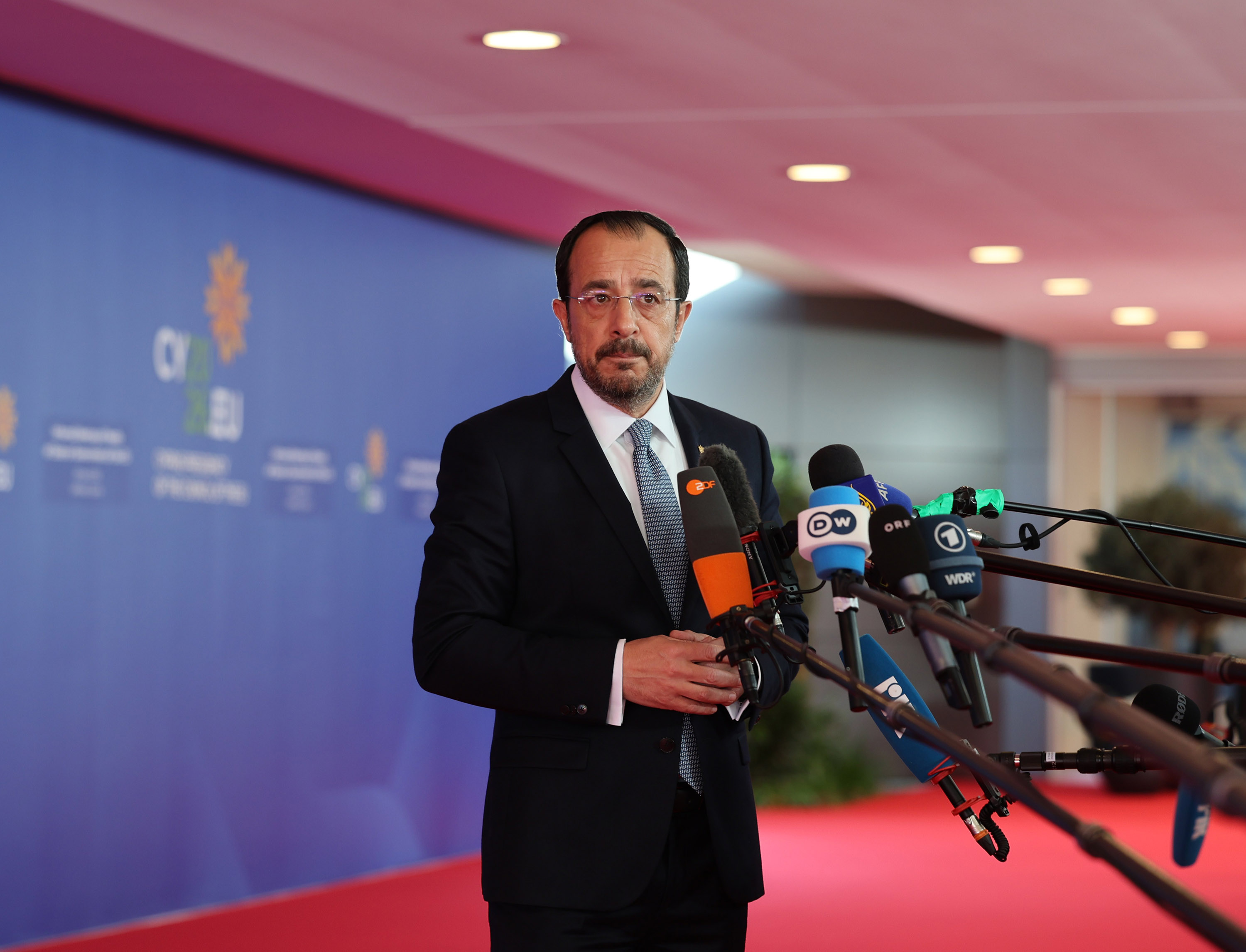 &Kappa;&upsilon;&pi;&rho;&iota;&alpha;&kappa;ή &Pi;&rho;&omicron;&epsilon;&delta;&rho;ί&alpha; &Epsilon;&Epsilon;: &Omicron; &Pi;&rho;ό&epsilon;&delta;&rho;&omicron;&sigmaf; &Chi;&rho;&iota;&sigma;&tau;&omicron;&delta;&omicron;&upsilon;&lambda;ί&delta;&eta;&sigmaf; &pi;&alpha;&rho;&omicron;&upsilon;&sigma;&iota;ά&zeta;&epsilon;&iota; &tau;&omicron;&nu; &epsilon;&pi;ί&sigma;&eta;&mu;&omicron; &alpha;&pi;&omicron;&lambda;&omicron;&gamma;&iota;&sigma;&mu;ό
