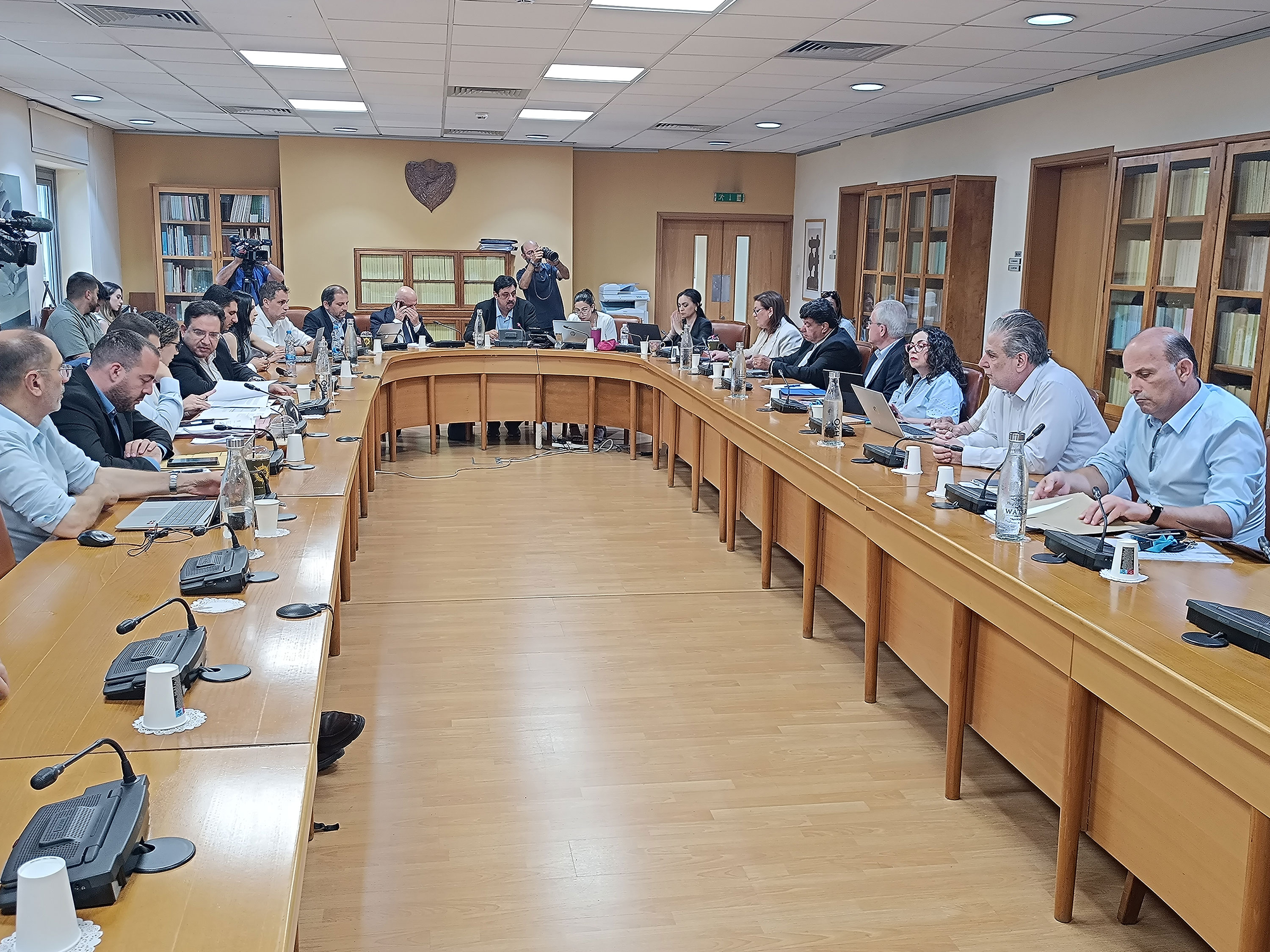 &Sigma;&tau;&omicron; &mu;&iota;&kappa;&rho;&omicron;&sigma;&kappa;ό&pi;&iota;&omicron; &tau;&eta;&sigmaf; &Epsilon;&pi;&iota;&tau;&rho;&omicron;&pi;ή&sigmaf; &Pi;&alpha;&iota;&delta;&epsilon;ί&alpha;&sigmaf; &tau;&alpha; &zeta;&eta;&tau;ή&mu;&alpha;&tau;&alpha; &gamma;ύ&rho;&omega; &alpha;&pi;ό &tau;&alpha; &Alpha;&theta;&lambda;&eta;&tau;&iota;&kappa;ά &Sigma;&chi;&omicron;&lambda;&epsilon;ί&alpha;