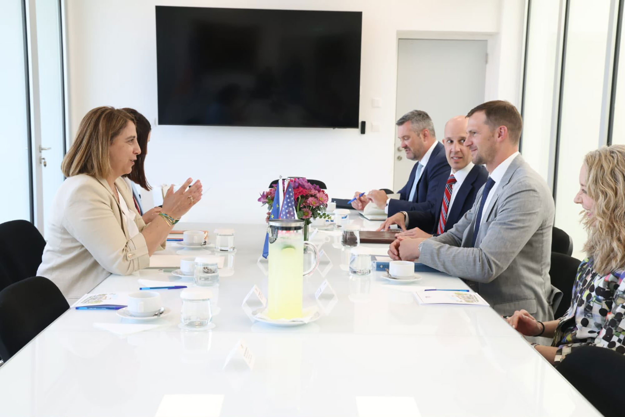 &Pi;&iota;&kappa;ή &kappa;&alpha;&iota; Law &sigma;&upsilon;&zeta;ή&tau;&eta;&sigma;&alpha;&nu; &pi;&epsilon;&rho;&iota;&phi;&epsilon;&rho;&epsilon;&iota;&alpha;&kappa;ή &alpha;&sigma;&phi;ά&lambda;&epsilon;&iota;&alpha; &kappa;&alpha;&iota; &tau;&eta;&nu; έ&nu;&tau;&alpha;&xi;&eta; &tau;&eta;&sigmaf; &Kappa;ύ&pi;&rho;&omicron;&upsilon; &sigma;&tau;&omicron; Visa Waiver