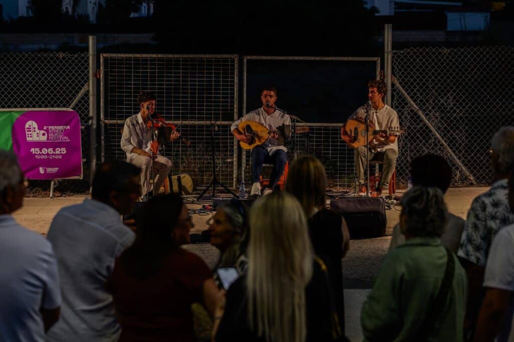 &Tau;&omicron; Pernera Street Music Festival &epsilon;&pi;&iota;&sigma;&tau;&rho;έ&phi;&epsilon;&iota; &sigma;&tau;&omicron;&nu; &Pi;&rho;&omega;&tau;&alpha;&rho;ά &gamma;&iota;&alpha; &mu;ί&alpha; &beta;&rho;&alpha;&delta;&iota;ά &gamma;&epsilon;&mu;ά&tau;&eta; &mu;&omicron;&upsilon;&sigma;&iota;&kappa;ή