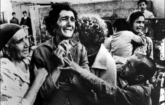 52 &Chi;&rho;ό&nu;&iota;&alpha; &Mu;&epsilon;&tau;ά &tau;&omicron; 1974: &Alpha;&pi;ό &tau;&eta; &Beta;&iota;&omega;&mu;έ&nu;&eta; &Epsilon;&mu;&pi;&epsilon;&iota;&rho;ί&alpha; &sigma;&tau;&eta;&nu; &Iota;&sigma;&tau;&omicron;&rho;&iota;&kappa;ή &Alpha;&phi;ή&gamma;&eta;&sigma;&eta;