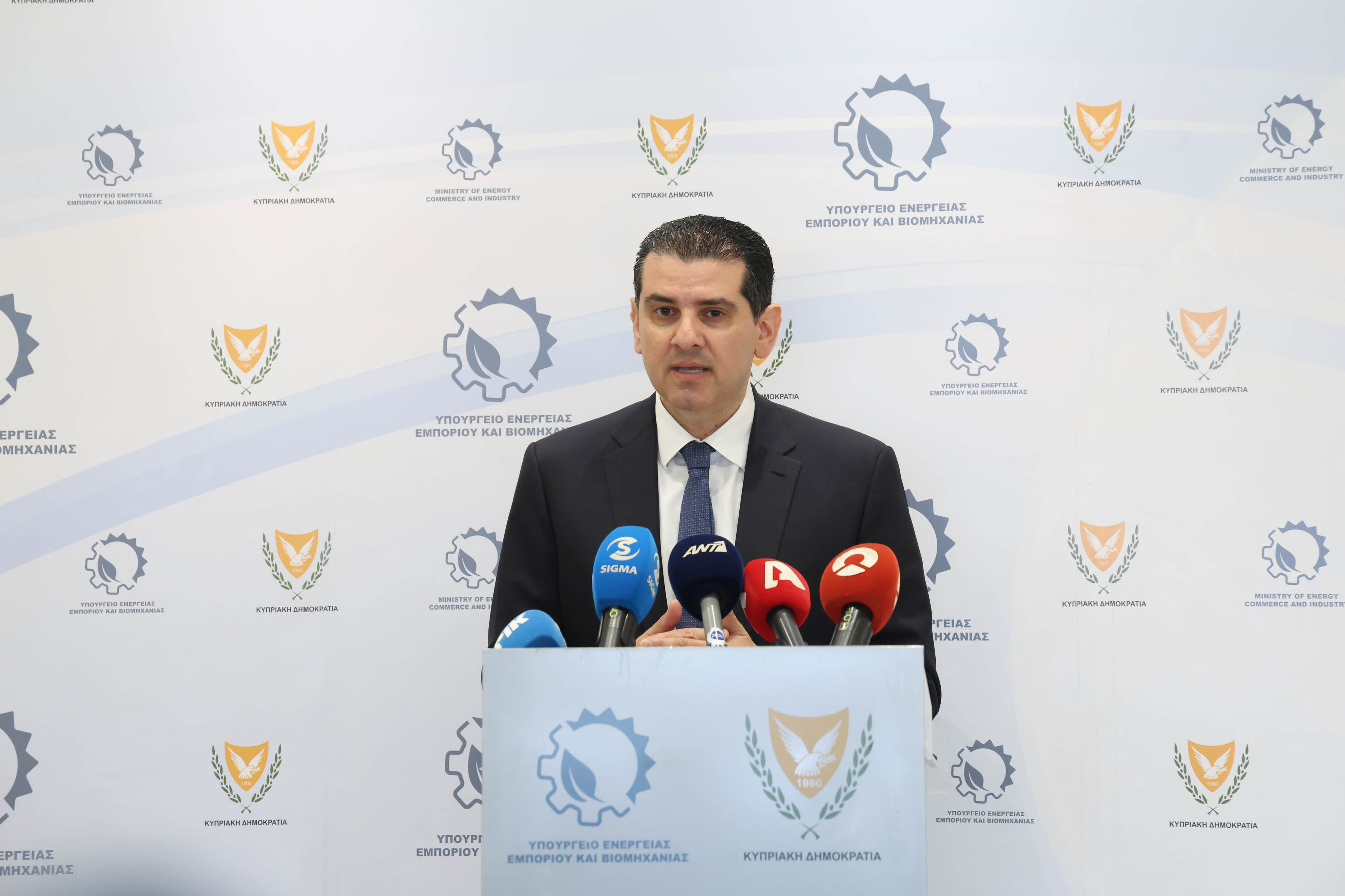 &Mu;&iota;&chi;ά&lambda;&eta;&sigmaf; &Delta;&alpha;&mu;&iota;&alpha;&nu;ό&sigmaf;: &laquo;&Iota;&sigma;&tau;&omicron;&rho;&iota;&kappa;ό &omicron;&rho;ό&sigma;&eta;&mu;&omicron; &gamma;&iota;&alpha; &tau;&eta;&nu; &Kappa;ύ&pi;&rho;&omicron;&raquo; - &laquo;&Mu;&pi;&alpha;ί&nu;&omicron;&upsilon;&mu;&epsilon; &sigma;&tau;&eta;&nu; &epsilon;&mu;&pi;&omicron;&rho;&iota;&kappa;ή &alpha;&xi;&iota;&omicron;&pi;&omicron;ί&eta;&sigma;&eta; &tau;&omicron;&upsilon; &phi;&upsilon;&sigma;&iota;&kappa;&omicron;ύ &alpha;&epsilon;&rho;ί&omicron;&upsilon;&raquo;