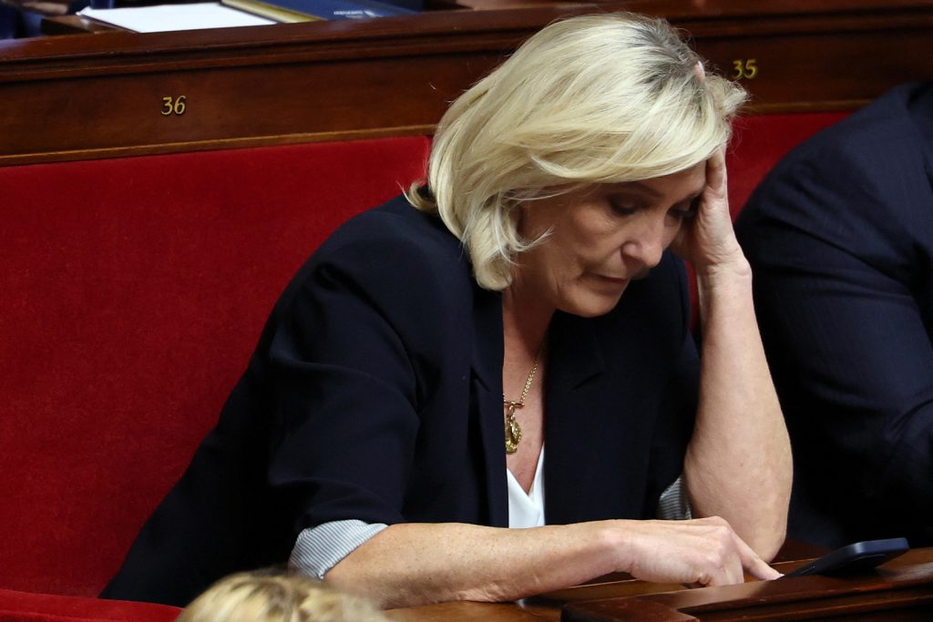Ώ&rho;&alpha; &mu;&eta;&delta;έ&nu; &gamma;&iota;&alpha; &tau;&eta; &Mu;&alpha;&rho;ί&nu; &Lambda;&epsilon;&pi;έ&nu;: &Eta; &alpha;&pi;ό&phi;&alpha;&sigma;&eta; &pi;&omicron;&upsilon; &kappa;&rho;ί&nu;&epsilon;&iota; &tau;&omicron; &pi;&omicron;&lambda;&iota;&tau;&iota;&kappa;ό &tau;&eta;&sigmaf; &mu;έ&lambda;&lambda;&omicron;&nu;