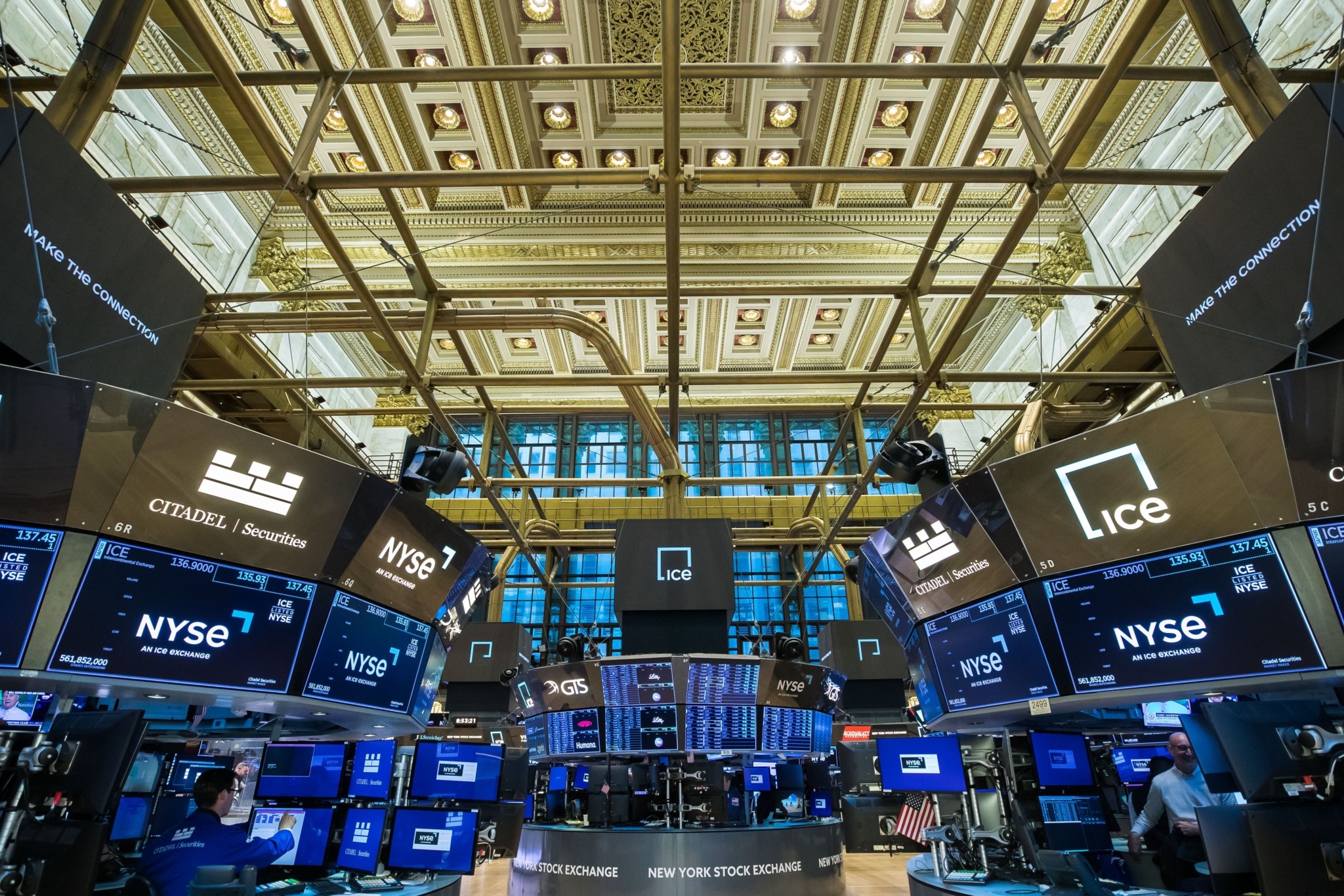 Wall Street: &Omicron; Dow &lambda;ύ&gamma;&iota;&sigma;&epsilon; &sigma;&tau;&omicron; &phi;&iota;&nu;ά&lambda;&epsilon;, &omicron; Nasdaq &laquo;&phi;&rho;έ&nu;&alpha;&rho;&epsilon;&raquo; &alpha;&pi;ό &tau;&iota;&sigmaf; &rho;&epsilon;&upsilon;&sigma;&tau;&omicron;&pi;&omicron;&iota;ή&sigma;&epsilon;&iota;&sigmaf; &sigma;&tau;&omicron;&upsilon;&sigmaf; &eta;&mu;&iota;&alpha;&gamma;&omega;&gamma;&omicron;ύ&sigmaf;