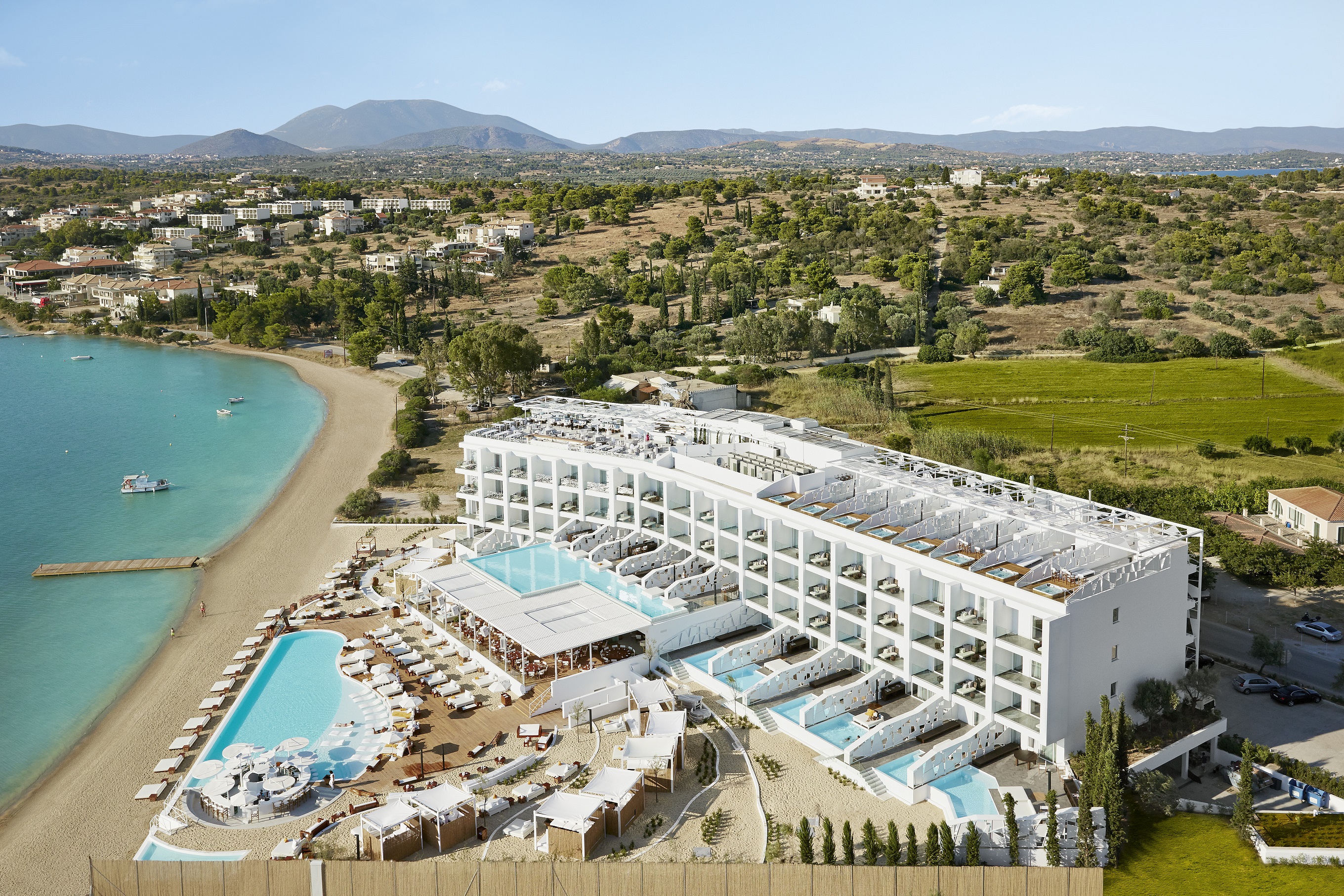 Luxury lifestyle &epsilon;&mu;&pi;&epsilon;&iota;&rho;ί&epsilon;&sigmaf; &delta;ί&pi;&lambda;&alpha; &sigma;&tau;&eta; &theta;ά&lambda;&alpha;&sigma;&sigma;&alpha; &sigma;&tau;&omicron; Nikki Beach Resort Spa Porto Heli