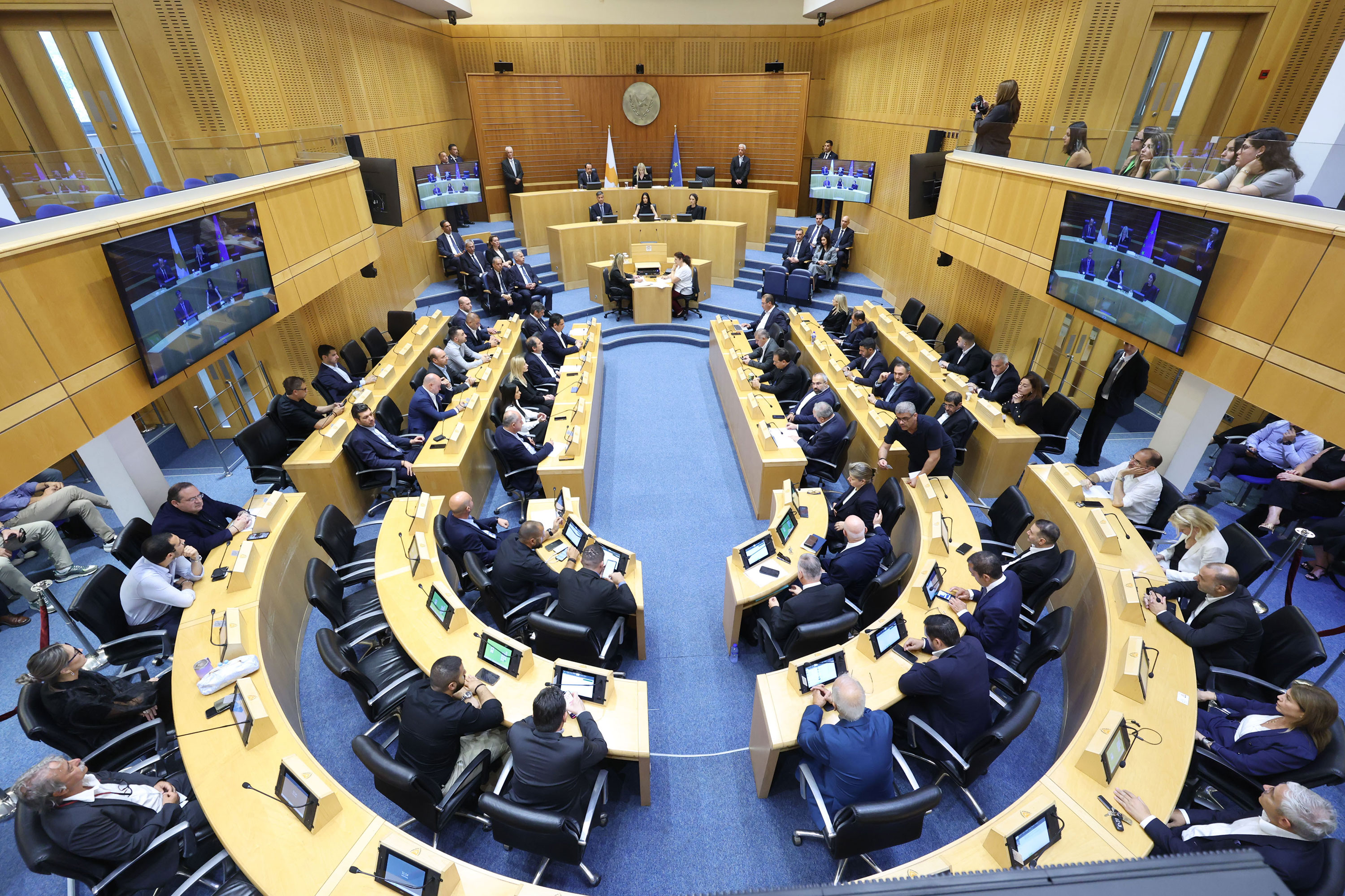 &Tau;&rho;έ&chi;&omicron;&upsilon;&nu; &kappa;&alpha;&tau;ό&pi;&iota;&nu; &epsilon;&omicron;&rho;&tau;ή&sigmaf; &gamma;&iota;&alpha; &tau;&omicron; &chi;ά&omicron;&sigmaf; &mu;&epsilon; &tau;&iota;&sigmaf; &tau;&eta;&lambda;&epsilon;&omicron;&rho;ά&sigma;&epsilon;&iota;&sigmaf;