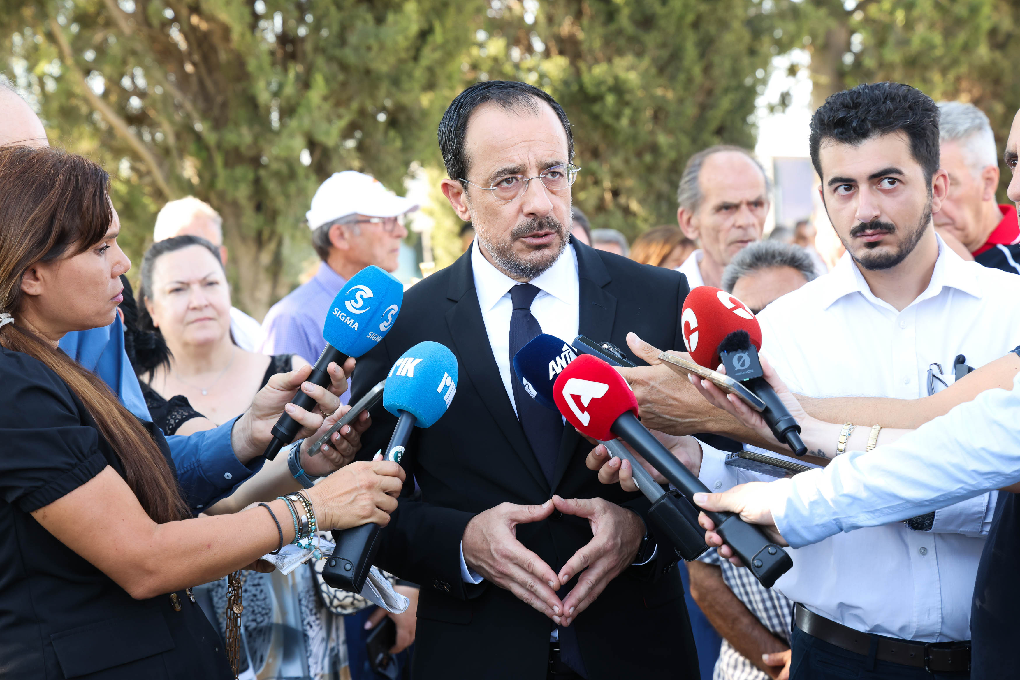 &Chi;&rho;&iota;&sigma;&tau;&omicron;&delta;&omicron;&upsilon;&lambda;ί&delta;&eta;&sigmaf;: &Omicron;&iota; ή&rho;&omega;έ&sigmaf; &mu;&alpha;&sigmaf; &omicron;&rho;ί&zeta;&omicron;&upsilon;&nu; &tau;&omicron; &chi;&rho;έ&omicron;&sigmaf; &gamma;&iota;&alpha; &tau;&epsilon;&rho;&mu;&alpha;&tau;&iota;&sigma;&mu;ό &tau;&eta;&sigmaf; &kappa;&alpha;&tau;&omicron;&chi;ή&sigmaf;