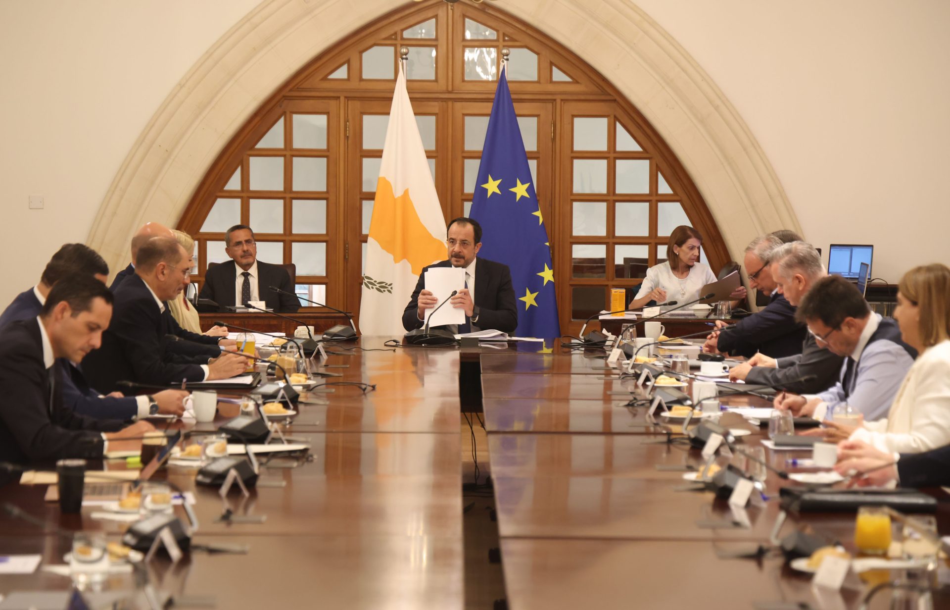 &Sigma;&upsilon;&gamma;&kappa;&alpha;&lambda;&epsilon;ί &tau;&omicron; &Epsilon;&theta;&nu;&iota;&kappa;ό &Sigma;&upsilon;&mu;&beta;&omicron;ύ&lambda;&iota;&omicron; &omicron; &Pi;&rho;ό&epsilon;&delta;&rho;&omicron;&sigmaf; &mu;&epsilon;&tau;ά &tau;&omicron; &alpha;&delta;&iota;έ&xi;&omicron;&delta;&omicron; &Gamma;&kappa;&omicron;&upsilon;&tau;έ&rho;&epsilon;&sigmaf; &ndash; &Sigma;&tau;&eta;&nu; &Kappa;ύ&pi;&rho;&omicron; &omicron; &Rho;&alpha;&phi;&alpha;έ&lambda;&epsilon; &Phi;ί&tau;&omicron;