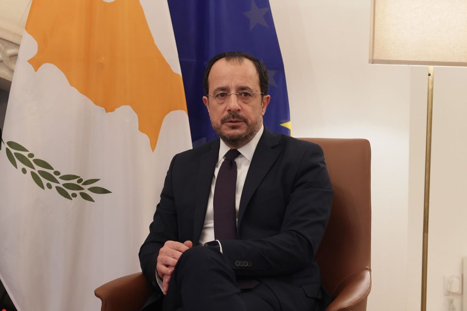 &Chi;&rho;&iota;&sigma;&tau;&omicron;&delta;&omicron;&upsilon;&lambda;ί&delta;&eta;&sigmaf; &gamma;&iota;&alpha; &theta;ά&nu;&alpha;&tau;&omicron; &Sigma;&iota;&alpha;&kappa;ό&lambda;&alpha;: Ά&phi;&eta;&sigma;&epsilon; &alpha;&nu;&epsilon;&xi;ί&tau;&eta;&lambda;&eta; &sigma;&phi;&rho;&alpha;&gamma;ί&delta;&alpha; &sigma;&tau;&alpha; &epsilon;&pi;&iota;&chi;&epsilon;&iota;&rho;&eta;&mu;&alpha;&tau;&iota;&kappa;ά &delta;&rho;ώ&mu;&epsilon;&nu;&alpha; &mu;&epsilon; &omicron;&upsilon;&sigma;&iota;&alpha;&sigma;&tau;&iota;&kappa;ή &sigma;&upsilon;&mu;&beta;&omicron;&lambda;ή &sigma;&tau;&eta;&nu; &alpha;&nu;ά&pi;&tau;&upsilon;&xi;&eta;