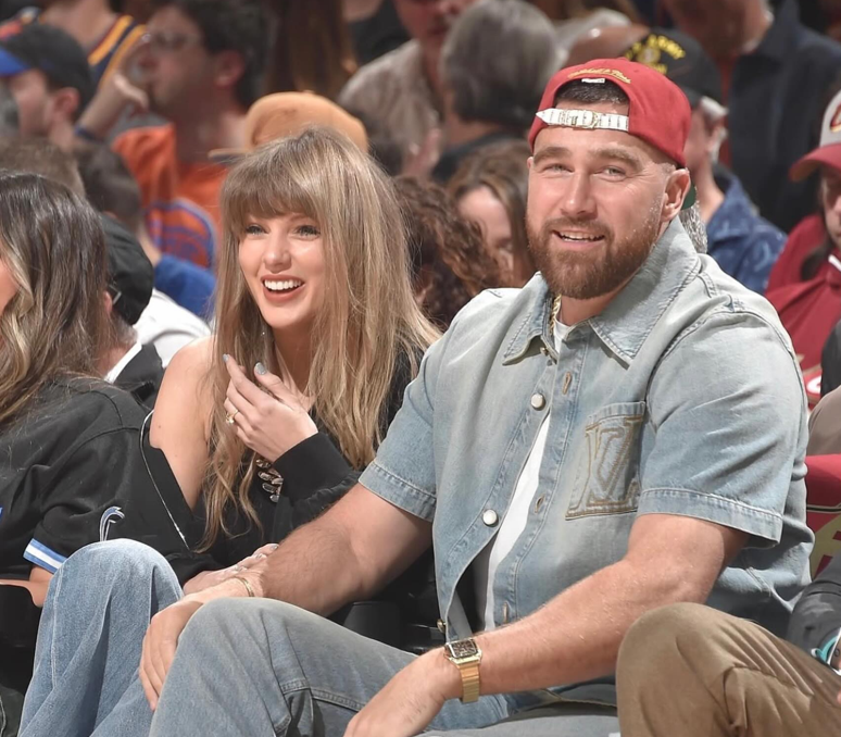 Taylor Swift &ndash; Travis Kelce: &Eta; &delta;&omega;&rho;&epsilon;ά &epsilon;&kappa;&alpha;&tau;&omicron;&mu;&mu;&upsilon;&rho;ί&omega;&nu; &sigma;&epsilon; &phi;&iota;&lambda;&alpha;&nu;&theta;&rho;&omega;&pi;&iota;&kappa;&omicron;ύ&sigmaf; &omicron;&rho;&gamma;&alpha;&nu;&iota;&sigma;&mu;&omicron;ύ&sigmaf; &lambda;ί&gamma;&omicron; &pi;&rho;&iota;&nu; &tau;&omicron;&nu; &gamma;ά&mu;&omicron; &tau;&omicron;&upsilon;&sigmaf;