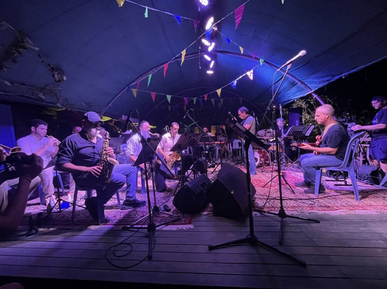 Paradise Jazz Festival 2026: &Epsilon;&kappa;&epsilon;ί ό&pi;&omicron;&upsilon; &eta; &tau;&zeta;&alpha;&zeta; &sigma;&upsilon;&nu;&alpha;&nu;&tau;ά &tau;&eta; &mu;&alpha;&gamma;&epsilon;ί&alpha; &tau;&eta;&sigmaf; &kappa;&upsilon;&pi;&rho;&iota;&alpha;&kappa;ή&sigmaf; &phi;ύ&sigma;&eta;&sigmaf;