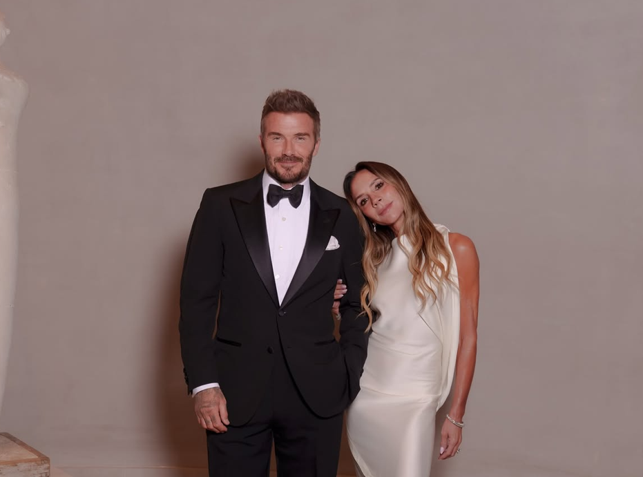 David Beckham: &Gamma;&iota;&omicron;&rho;&tau;ά&zeta;&epsilon;&iota; 27 &chi;&rho;ό&nu;&iota;&alpha; &gamma;ά&mu;&omicron;&upsilon; &mu;&epsilon; &tau;&eta;&nu; Victoria &kappa;&alpha;&iota; &theta;&upsilon;&mu;ή&theta;&eta;&kappa;&epsilon; ό&lambda;&omicron;&upsilon;&sigmaf; &tau;&omicron;&upsilon;&sigmaf; &lambda;ό&gamma;&omicron;&upsilon;&sigmaf; &pi;&omicron;&upsilon; &tau;&eta;&nu; &alpha;&gamma;&alpha;&pi;ά&epsilon;&iota; (&Phi;&omega;&tau;ό&sigmaf;)