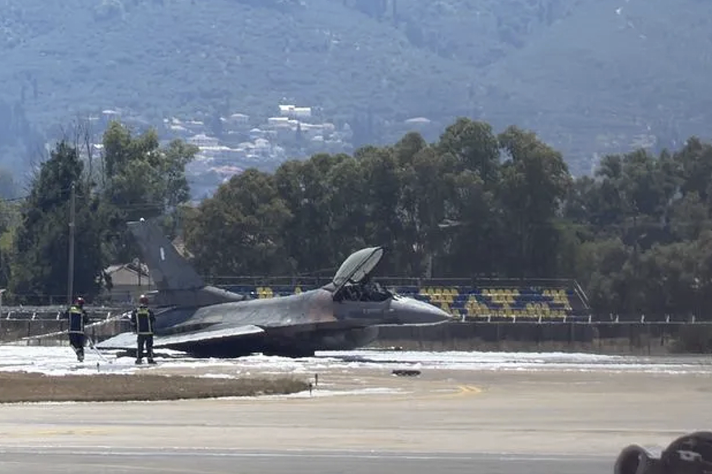 &Alpha;&nu;&alpha;&gamma;&kappa;&alpha;&sigma;&tau;&iota;&kappa;ή &pi;&rho;&omicron;&sigma;&gamma;&epsilon;ί&omega;&sigma;&eta; F-16 &sigma;&tau;&eta; &Zeta;ά&kappa;&upsilon;&nu;&theta;&omicron;: &Sigma;&upsilon;&gamma;&kappa;&lambda;&omicron;&nu;ί&zeta;&epsilon;&iota; &eta; &psi;&upsilon;&chi;&rho;&alpha;&iota;&mu;ί&alpha; &tau;&omicron;&upsilon; &pi;&iota;&lambda;ό&tau;&omicron;&upsilon;
