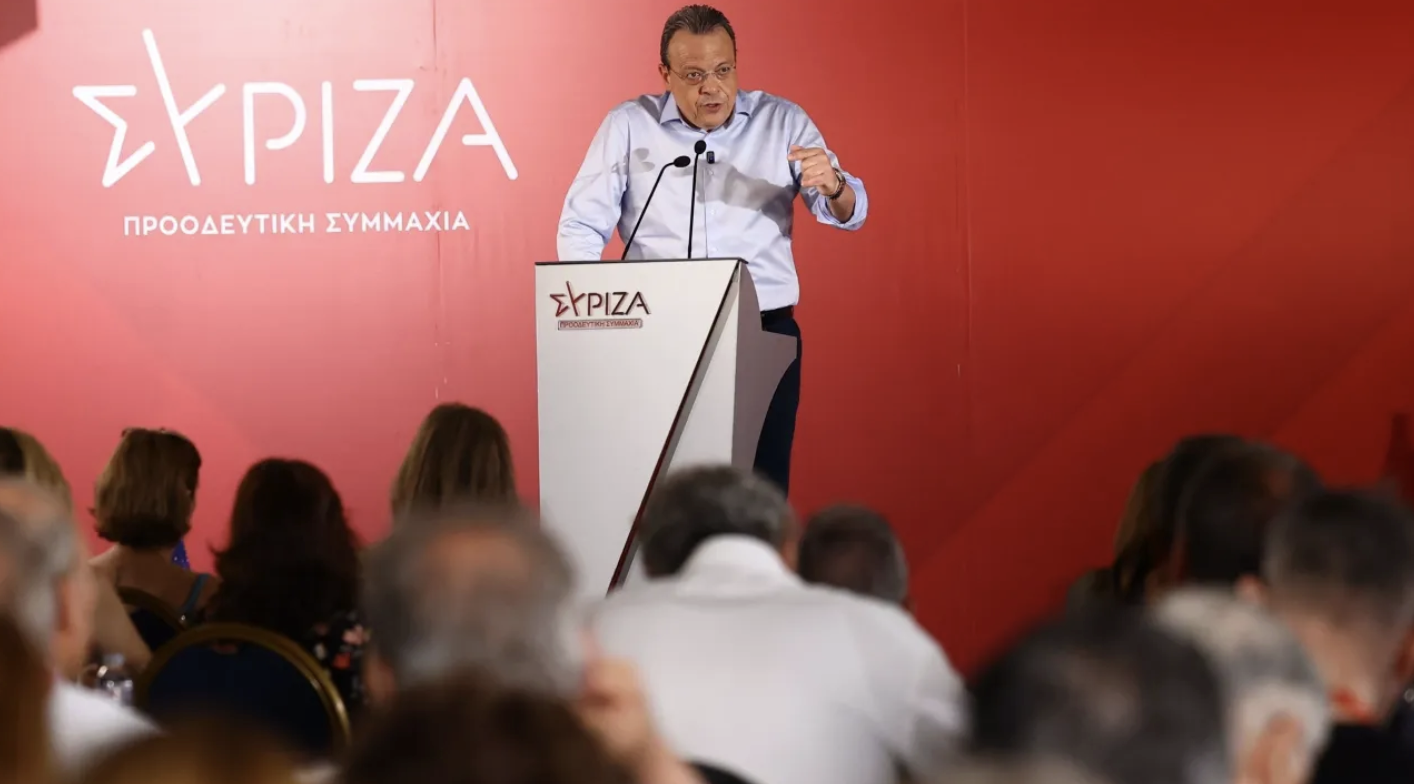 &Pi;&alpha;&rho;&alpha;ί&tau;&eta;&sigma;&eta; &Phi;ά&mu;&epsilon;&lambda;&lambda;&omicron;&upsilon;: &Omicron; &delta;&iota;&chi;&alpha;&sigma;&mu;ό&sigmaf;, &tau;&alpha; &alpha;&delta;&iota;έ&xi;&omicron;&delta;&alpha; &kappa;&alpha;&iota; &eta; &mu;ά&chi;&eta; &tau;&eta;&sigmaf; &epsilon;&pi;ό&mu;&epsilon;&nu;&eta;&sigmaf; &eta;&mu;έ&rho;&alpha;&sigmaf; &sigma;&tau;&omicron;&nu; &Sigma;&Upsilon;&Rho;&Iota;&Zeta;&Alpha;