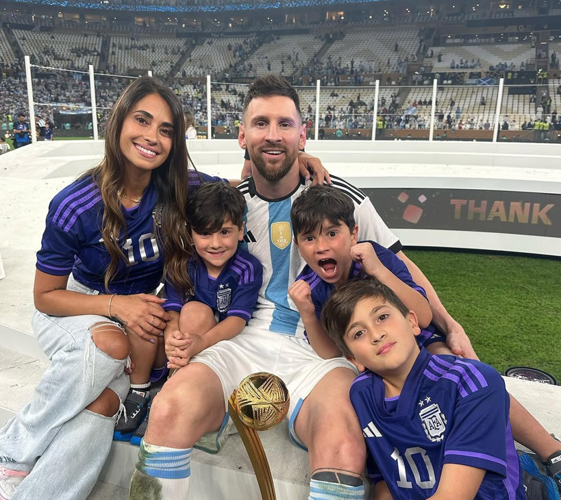 Lionel Messi: &Tau;&omicron; &delta;&eta;&mu;ό&sigma;&iota;&omicron; &mu;ή&nu;&upsilon;&mu;&alpha; &alpha;&gamma;ά&pi;&eta;&sigmaf; &tau;&eta;&sigmaf; &sigma;&upsilon;&zeta;ύ&gamma;&omicron;&upsilon; &tau;&omicron;&upsilon; &mu;&epsilon;&tau;ά &tau;&eta;&nu; &pi;&rho;ό&kappa;&rho;&iota;&sigma;&eta; &tau;&eta;&sigmaf; &Alpha;&rho;&gamma;&epsilon;&nu;&tau;&iota;&nu;ή&sigmaf; &sigma;&tau;&omicron;&nu; &tau;&epsilon;&lambda;&iota;&kappa;ό &tau;&omicron;&upsilon; &Mu;&omicron;&upsilon;&nu;&tau;&iota;ά&lambda; 2026 (&Phi;&omega;&tau;ό&sigmaf;)