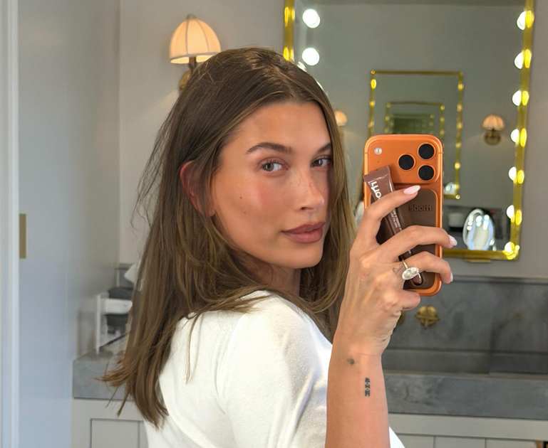 Hailey Bieber: &Upsilon;&iota;&omicron;&theta;έ&tau;&eta;&sigma;&epsilon; &tau;&eta;&nu; &pi;&iota;&omicron; &delta;&rho;&omicron;&sigma;&epsilon;&rho;ή &alpha;&pi;ό&chi;&rho;&omega;&sigma;&eta; &tau;&omicron;&upsilon; &kappa;&alpha;&lambda;&omicron;&kappa;&alpha;&iota;&rho;&iota;&omicron;ύ &sigma;&tau;&omicron; &mu;&alpha;&nu;&iota;&kappa;&iota;&omicron;ύ&rho; &tau;&eta;&sigmaf;