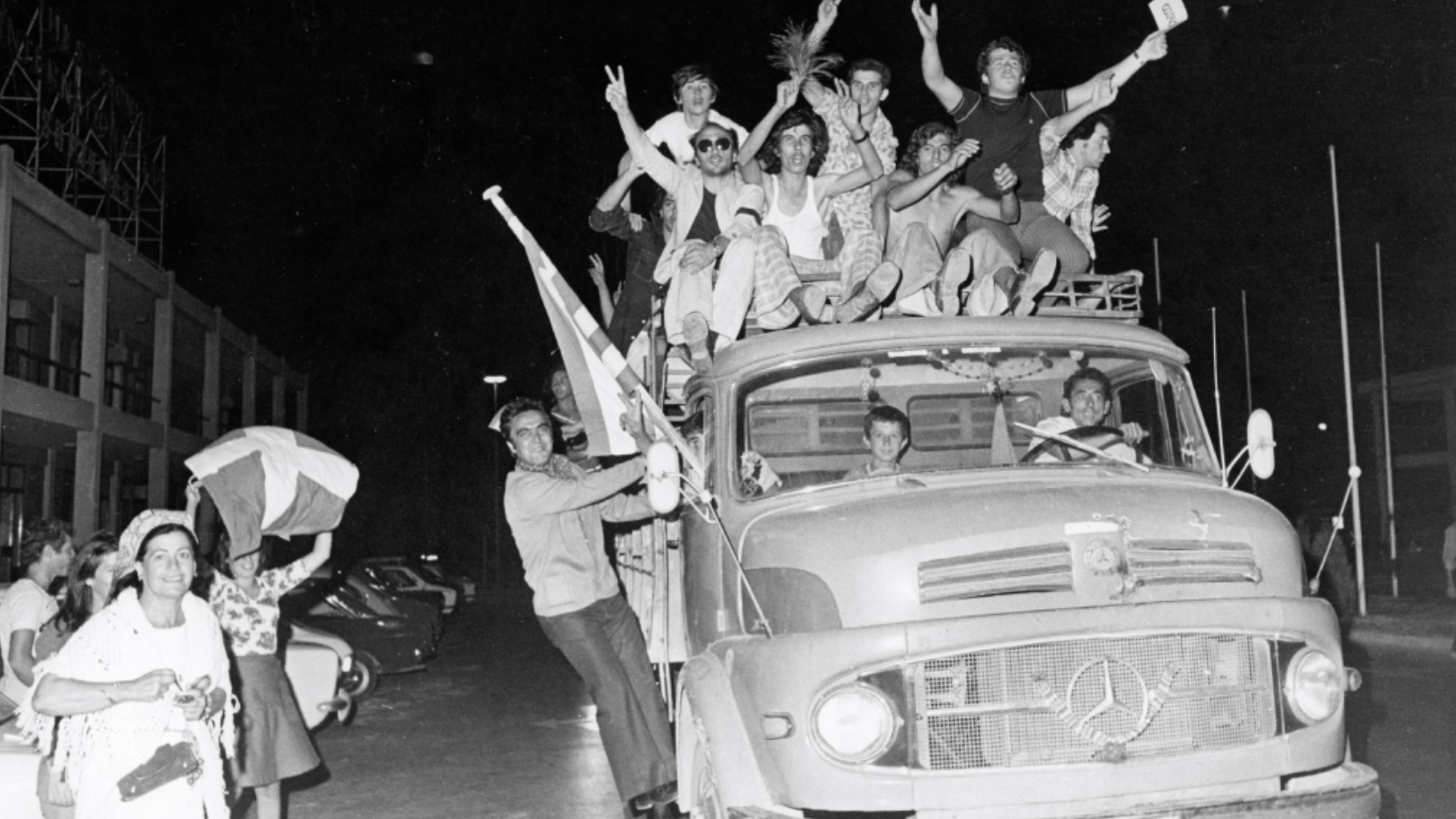 24 &Iota;&omicron;&upsilon;&lambda;ί&omicron;&upsilon; 1974: &Eta; &nu;ύ&chi;&tau;&alpha; &pi;&omicron;&upsilon; &kappa;&alpha;&tau;έ&rho;&rho;&epsilon;&upsilon;&sigma;&epsilon; &eta; &chi;&omicron;ύ&nu;&tau;&alpha; &kappa;&alpha;&iota; &epsilon;&pi;έ&sigma;&tau;&rho;&epsilon;&psi;&epsilon; &eta; &delta;&eta;&mu;&omicron;&kappa;&rho;&alpha;&tau;ί&alpha; &sigma;&tau;&eta;&nu; &Epsilon;&lambda;&lambda;ά&delta;&alpha;