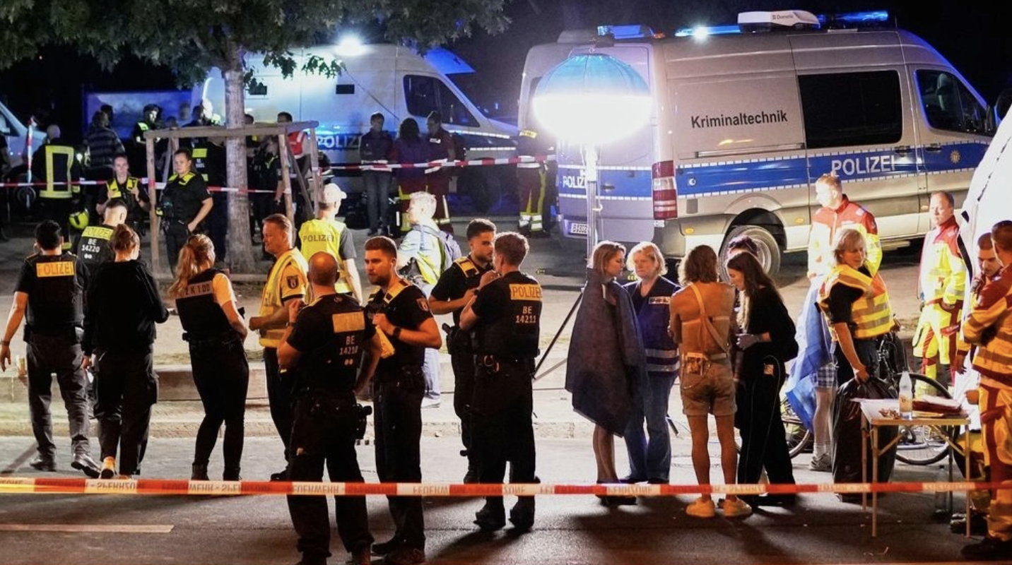 &Epsilon;&pi;ί&theta;&epsilon;&sigma;&eta; &sigma;&epsilon; &phi;&epsilon;&sigma;&tau;&iota;&beta;ά&lambda; Pride &tau;&omicron;&upsilon; &Beta;&epsilon;&rho;&omicron;&lambda;ί&nu;&omicron;&upsilon; - Έ&nu;&alpha;&sigmaf; &nu;&epsilon;&kappa;&rho;ό&sigmaf; &kappa;&alpha;&iota; 16 &tau;&rho;&alpha;&upsilon;&mu;&alpha;&tau;ί&epsilon;&sigmaf;