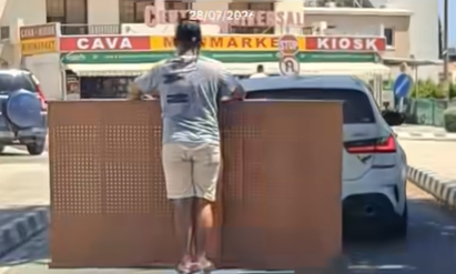 &Mu;&epsilon;&tau;έ&phi;&epsilon;&rho;&alpha;&nu; &kappa;&rho;&epsilon;&beta;ά&tau;&iota; &mu;&epsilon; &eta;&lambda;&epsilon;&kappa;&tau;&rho;&iota;&kappa;ά &sigma;&kappa;&omicron;ύ&tau;&epsilon;&rho; &sigma;&epsilon; &pi;&omicron;&lambda;&upsilon;&sigma;ύ&chi;&nu;&alpha;&sigma;&tau;&omicron;&upsilon;&sigmaf; &delta;&rho;ό&mu;&omicron;&upsilon;&sigmaf; &tau;&eta;&sigmaf; &Pi;ά&phi;&omicron;&upsilon; (&Beta;ί&nu;&tau;&epsilon;&omicron;)
