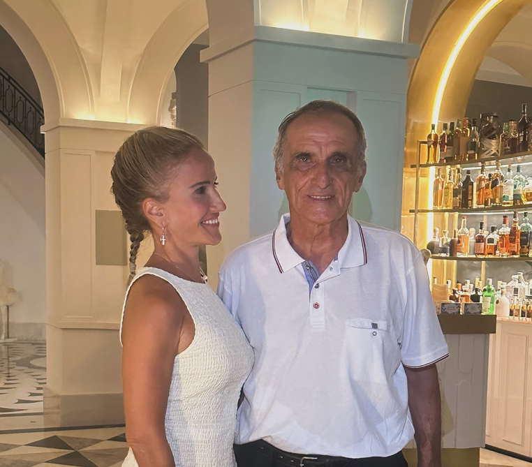 Έ&mu;&iota;&lambda;&upsilon; &Gamma;&iota;&omicron;&lambda;ί&tau;&eta;: &Tau;&omicron; &epsilon;&nu;&tau;&upsilon;&pi;&omega;&sigma;&iota;&alpha;&kappa;ό &pi;ά&rho;&tau;&iota; &gamma;&iota;&alpha; &tau;&alpha; 80&chi;&rho;&omicron;&nu;&alpha; &tau;&omicron;&upsilon; &pi;&alpha;&tau;έ&rho;&alpha; &tau;&eta;&sigmaf; - &Sigma;&upsilon;&gamma;&kappa;&iota;&nu;&omicron;ύ&nu; &tau;&alpha; &lambda;ό&gamma;&iota;&alpha; &tau;&eta;&sigmaf; (&Phi;&omega;&tau;ό&sigmaf;)