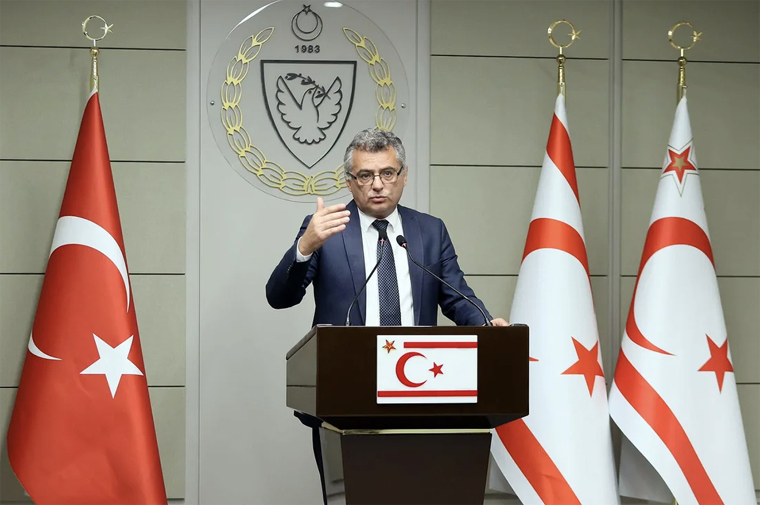 Έ&rho;&chi;&iota;&omicron;&upsilon;&rho;&mu;&alpha;&nu;: &laquo;&Theta;έ&lambda;&omicron;&upsilon;&mu;&epsilon; &lambda;ύ&sigma;&eta;, ό&chi;&iota; &delta;&iota;&alpha;&pi;&rho;&alpha;&gamma;&mu;&alpha;&tau;&epsilon;ύ&sigma;&epsilon;&iota;&sigmaf; &gamma;&iota;&alpha; &chi;ά&rho;&eta; &tau;&omega;&nu; &delta;&iota;&alpha;&pi;&rho;&alpha;&gamma;&mu;&alpha;&tau;&epsilon;ύ&sigma;&epsilon;&omega;&nu;&raquo;