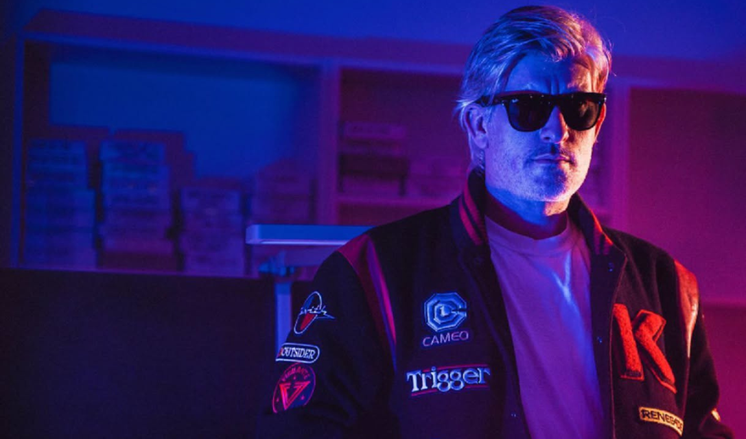 &Pi;έ&theta;&alpha;&nu;&epsilon; &omicron; DJ Kavinsky &ndash; Έ&rho;&epsilon;&upsilon;&nu;&alpha; &gamma;&iota;&alpha; &tau;&alpha; &alpha;ί&tau;&iota;&alpha; &tau;&omicron;&upsilon; &theta;&alpha;&nu;ά&tau;&omicron;&upsilon; &tau;&omicron;&upsilon;