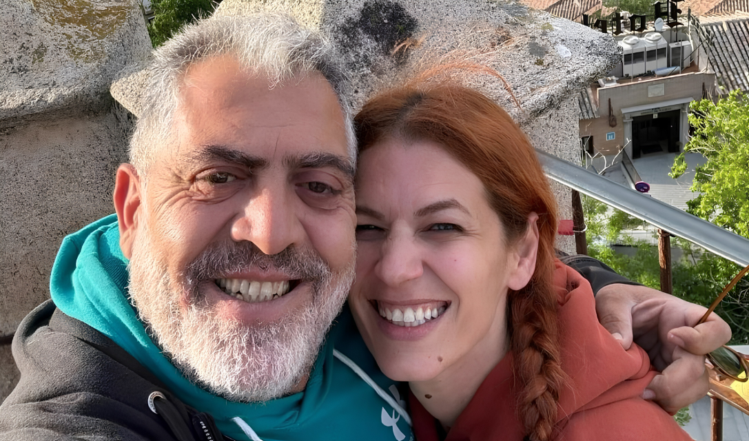 &Kappa;&omicron;ύ&lambda;&lambda;&eta;&sigmaf; &Nu;&iota;&kappa;&omicron;&lambda;ά&omicron;&upsilon;: &Eta; &delta;&eta;&mu;ό&sigma;&iota;&alpha; &epsilon;&rho;&omega;&tau;&iota;&kappa;ή &epsilon;&xi;&omicron;&mu;&omicron;&lambda;ό&gamma;&eta;&sigma;&eta; &sigma;&tau;&eta; &sigma;ύ&zeta;&upsilon;&gamma;ό &tau;&omicron;&upsilon; &mu;&epsilon; &alpha;&phi;&omicron;&rho;&mu;ή &tau;&eta;&nu; &epsilon;&pi;έ&tau;&epsilon;&iota;&omicron; &gamma;ά&mu;&omicron;&upsilon; &tau;&omicron;&upsilon;&sigmaf; (&Phi;&omega;&tau;ό)