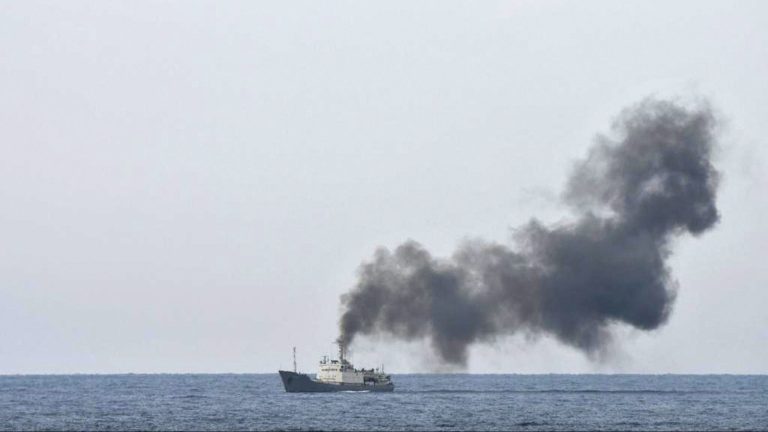 &Nu;έ&alpha; &epsilon;&pi;ί&theta;&epsilon;&sigma;&eta; &mu;&epsilon; drones &sigma;&epsilon; &epsilon;&mu;&pi;&omicron;&rho;&iota;&kappa;ά &pi;&lambda;&omicron;ί&alpha; &sigma;&tau;&eta; &Mu;&alpha;ύ&rho;&eta; &Theta;ά&lambda;&alpha;&sigma;&sigma;&alpha;: &Nu;&epsilon;&kappa;&rho;ό&sigmaf; &pi;&lambda;&omicron;ί&alpha;&rho;&chi;&omicron;&sigmaf;, &sigma;&tau;&iota;&sigmaf; &phi;&lambda;ό&gamma;&epsilon;&sigmaf; bulk carrier &alpha;&nu;&omicron;&iota;&chi;&tau;ά &tau;&eta;&sigmaf; &Omicron;&delta;&eta;&sigma;&sigma;&omicron;ύ
